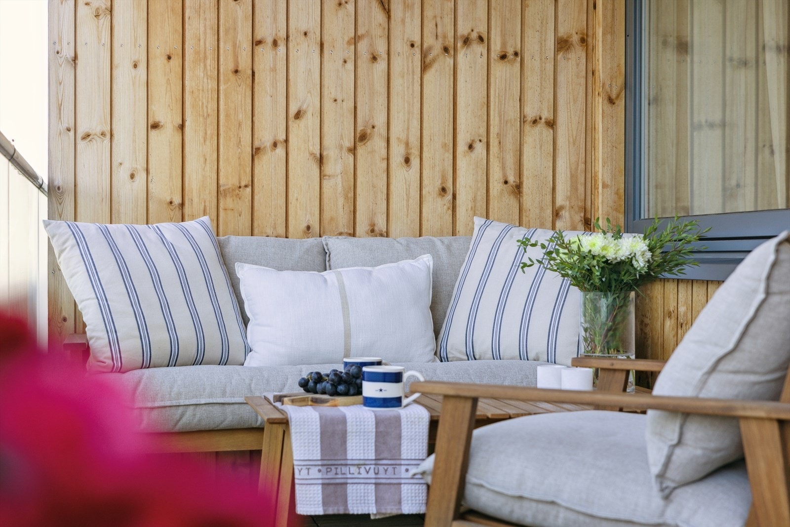 En lun og privat uteplass hvor man kan nyte rolige dager. Galleribilde