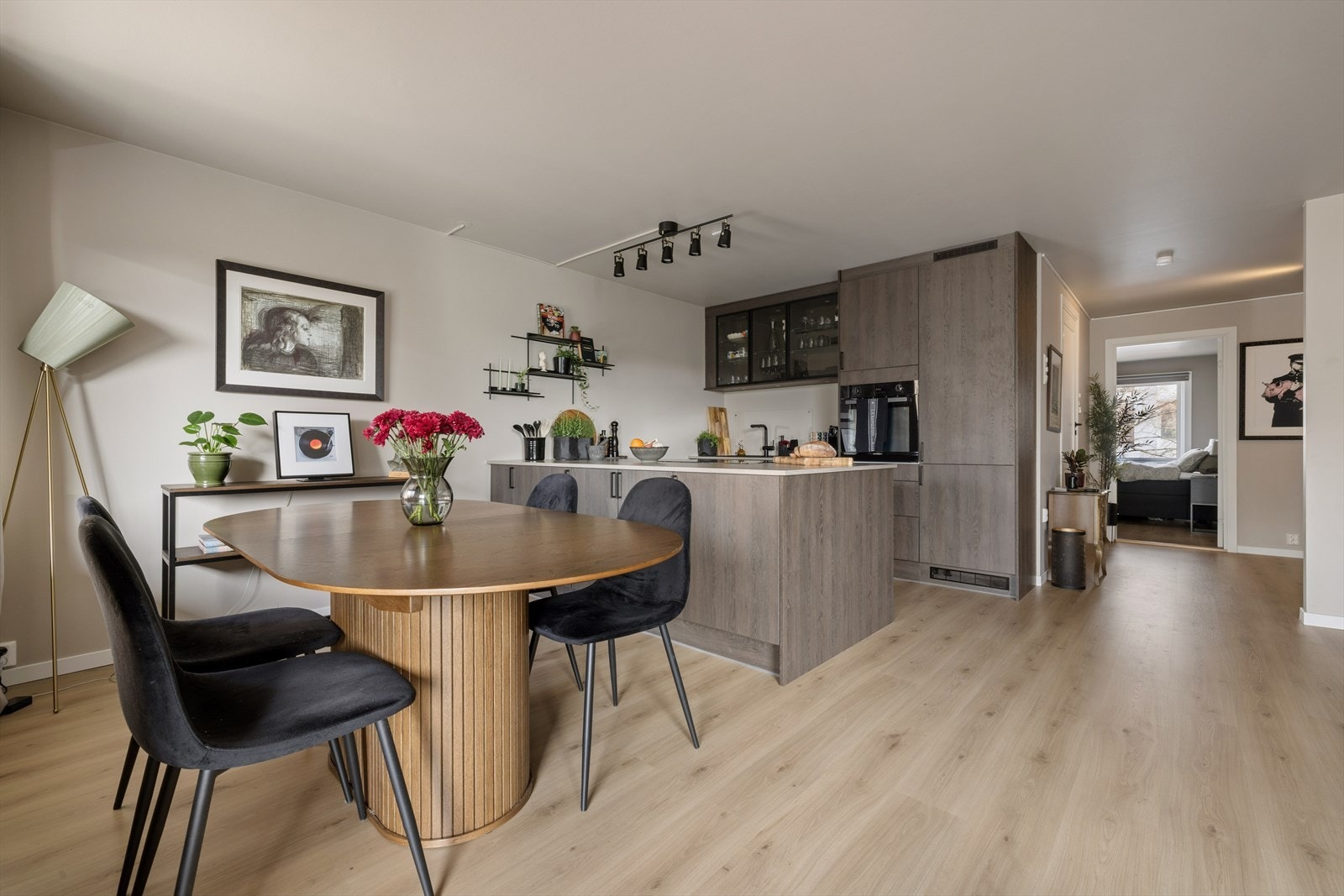 Spiseplassen er naturlig plassert i forlengelsen av kjøkkenet, med god plass til gjester. Galleribilde