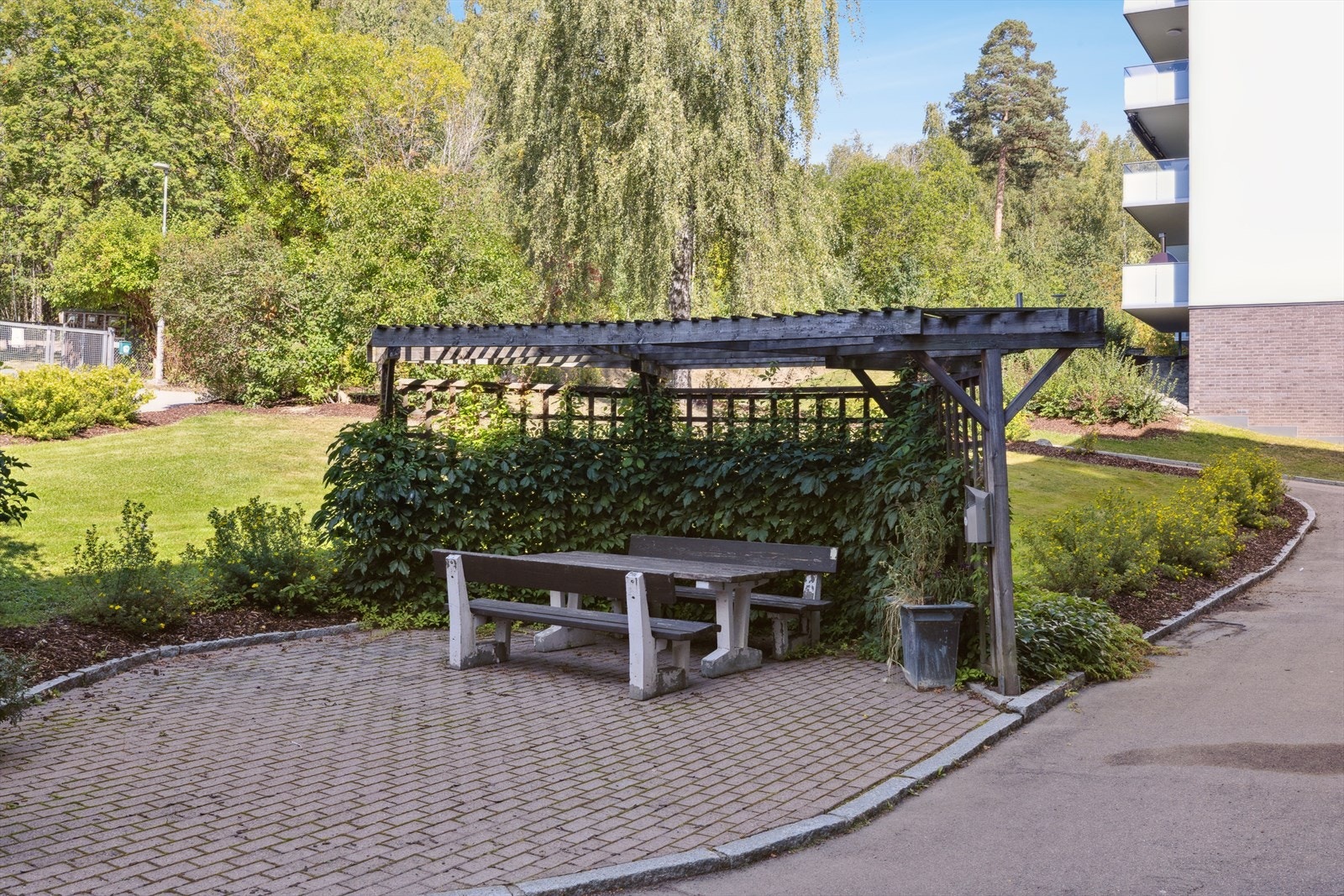 Borettslaget har hyggelige, opparbeidede uteområder til felles bruk. Galleribilde