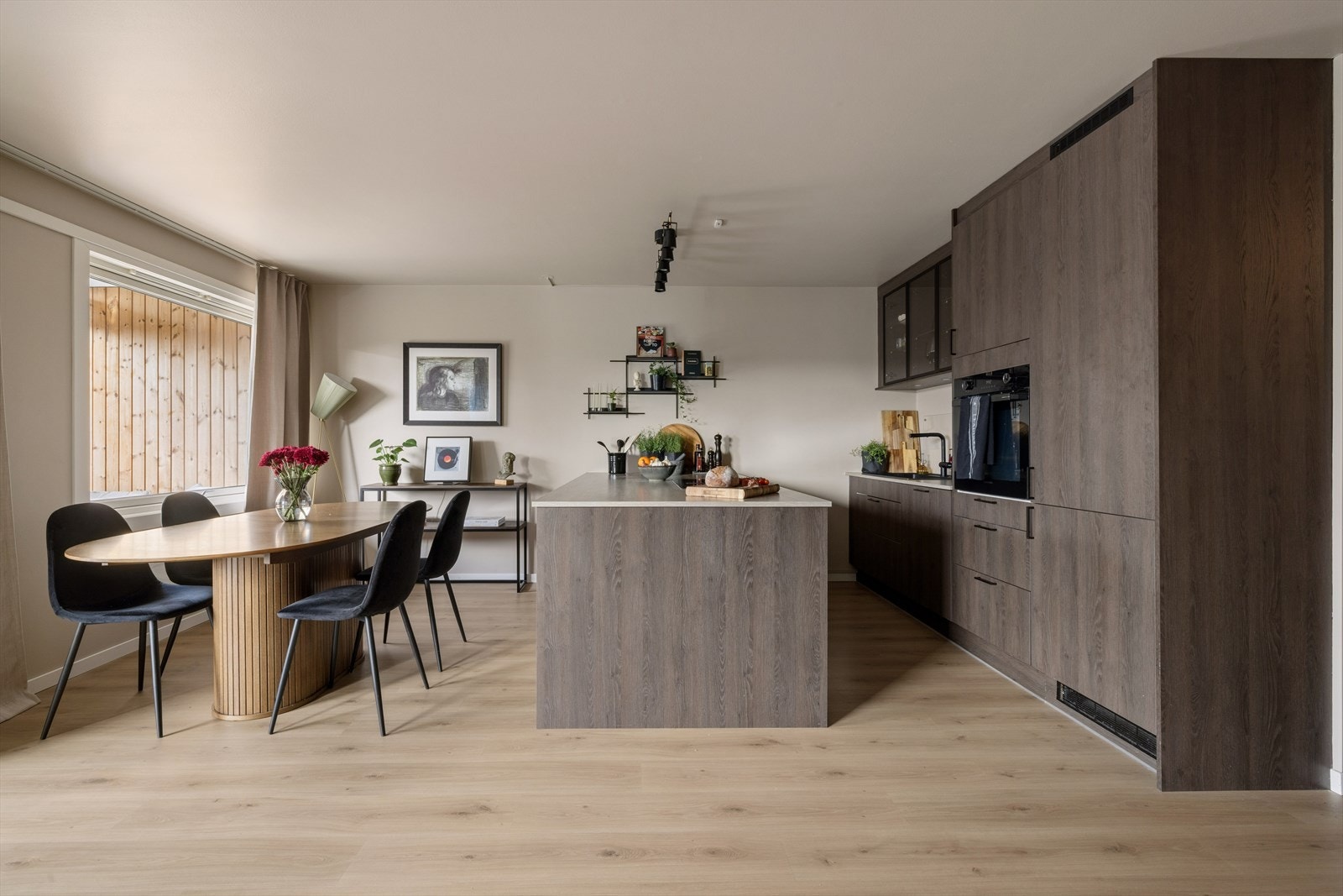 Den sentrale kjøkkenøya gir ekstra arbeids- og oppbevaringsplass, og binder kjøkkenet sammen med spiseplassen. Galleribilde