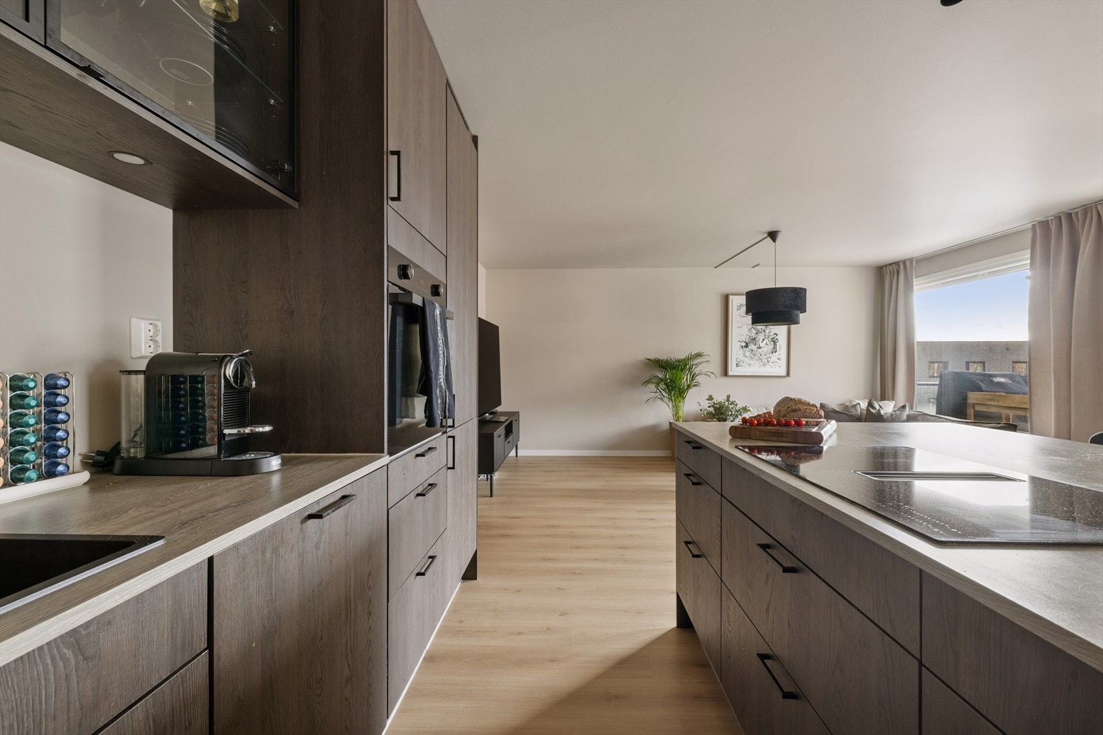 Her møtes du av en åpen og sosial planløsning mellom stue og kjøkken. Galleribilde