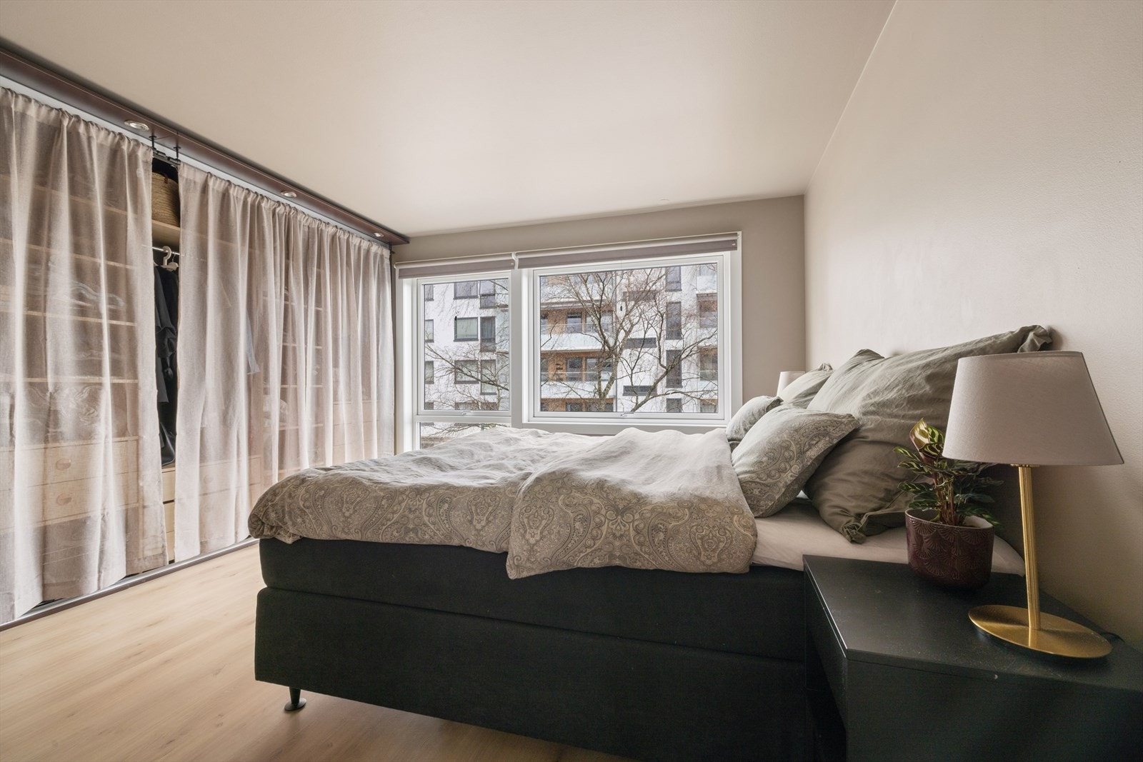 Rommet har laminat på gulvet og malte flater, i tråd med resten av leiligheten. Galleribilde