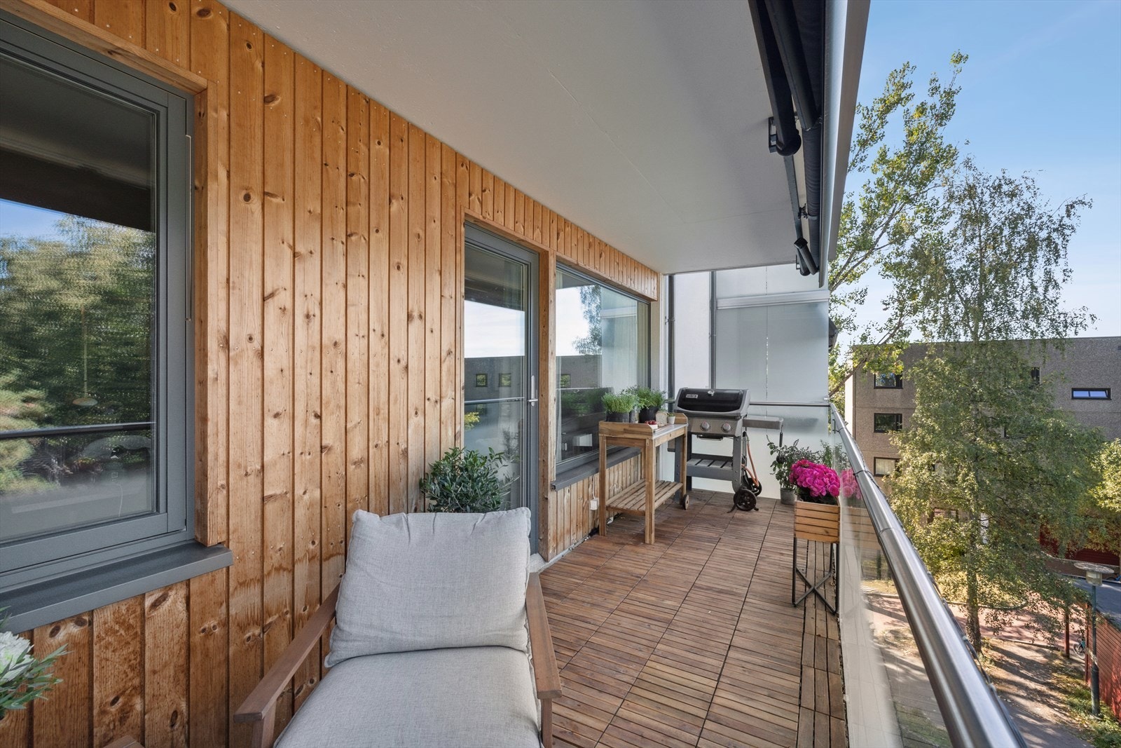 Balkongen har treheller på gulvet og er delvis overbygget, noe som gir ly for vær og vind. Galleribilde