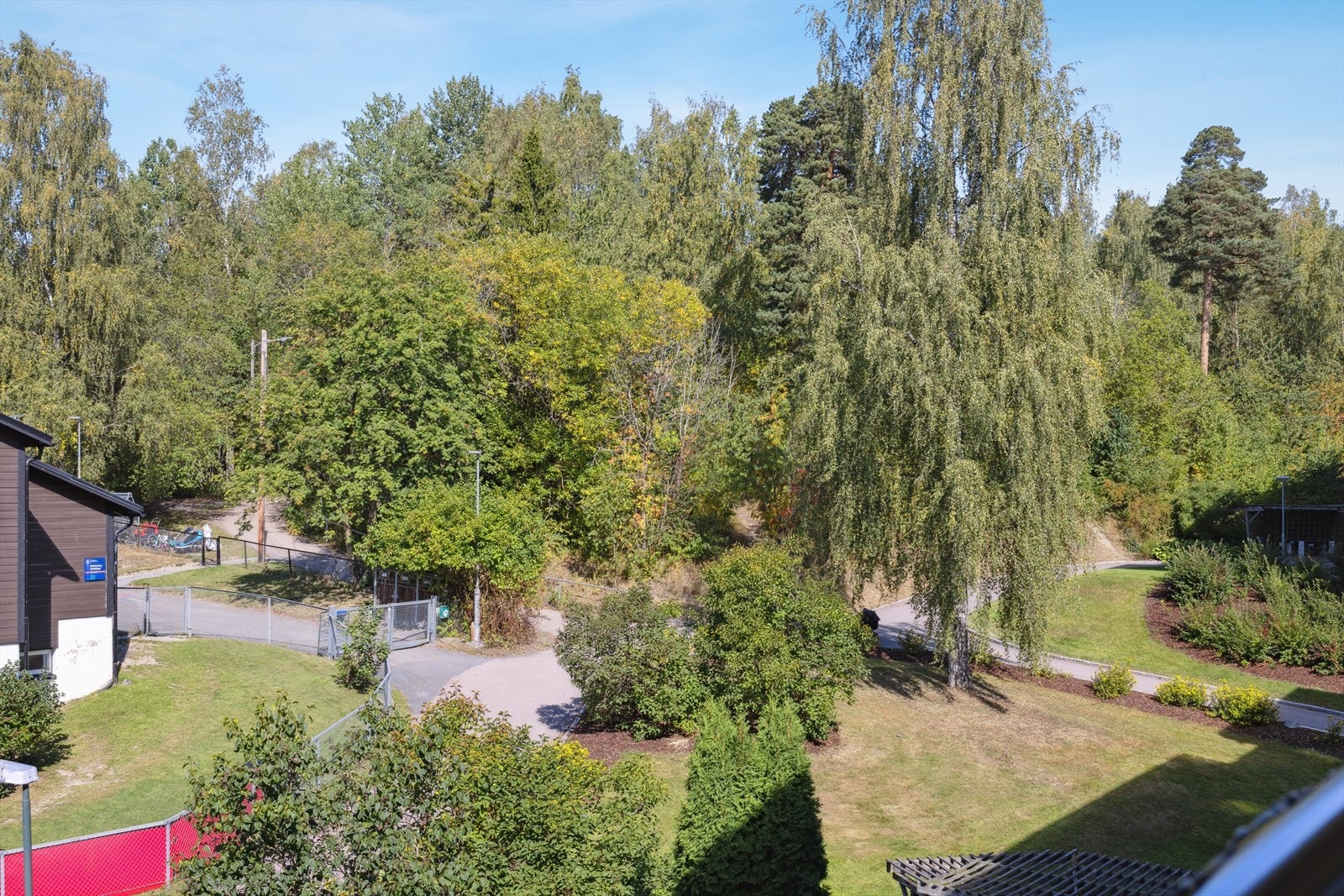 Fra leiligheten ser man ut over grønne og rolige fellesarealer. Galleribilde
