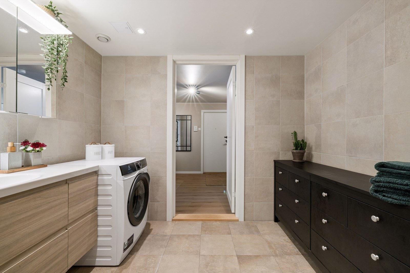 Baderomsinnredningen har en heldekkende servant med god oppbevaringsplass i skuffer. Galleribilde