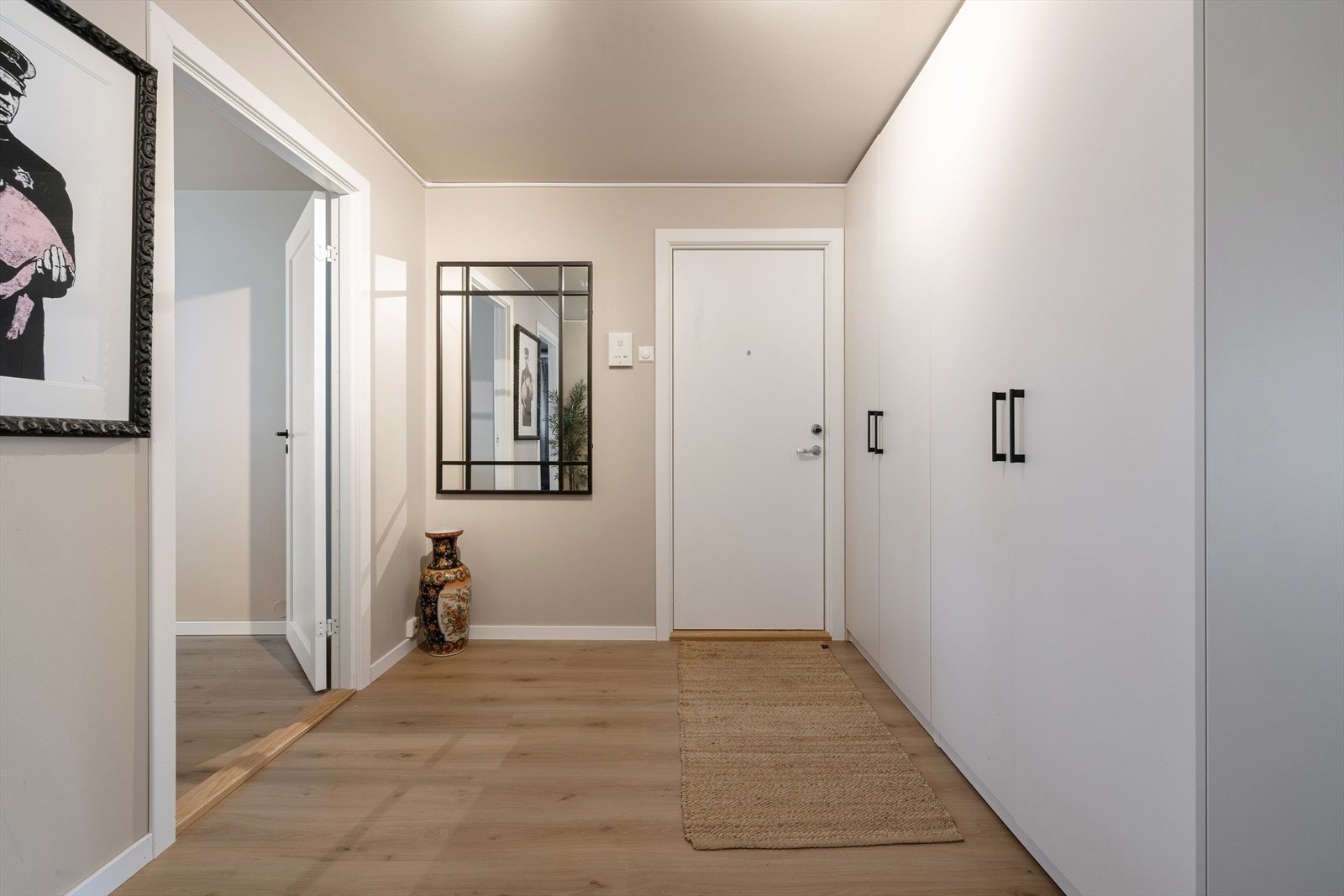 Entréen gir et godt førsteinntrykk med rikelig garderobeplass og nye, formpressede innerdører fra 2024. Galleribilde