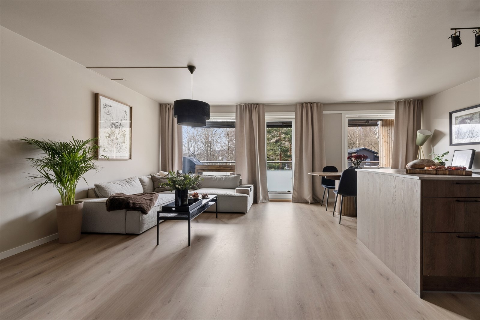 DNB Eiendom ved Malin Bruer har gleden av og presentere Hovseterveien 64A! Hele leiligheten har nylagt laminatgulv og nymalte vegger fra 2024, som gir et gjennomført og helhetlig preg. Galleribilde