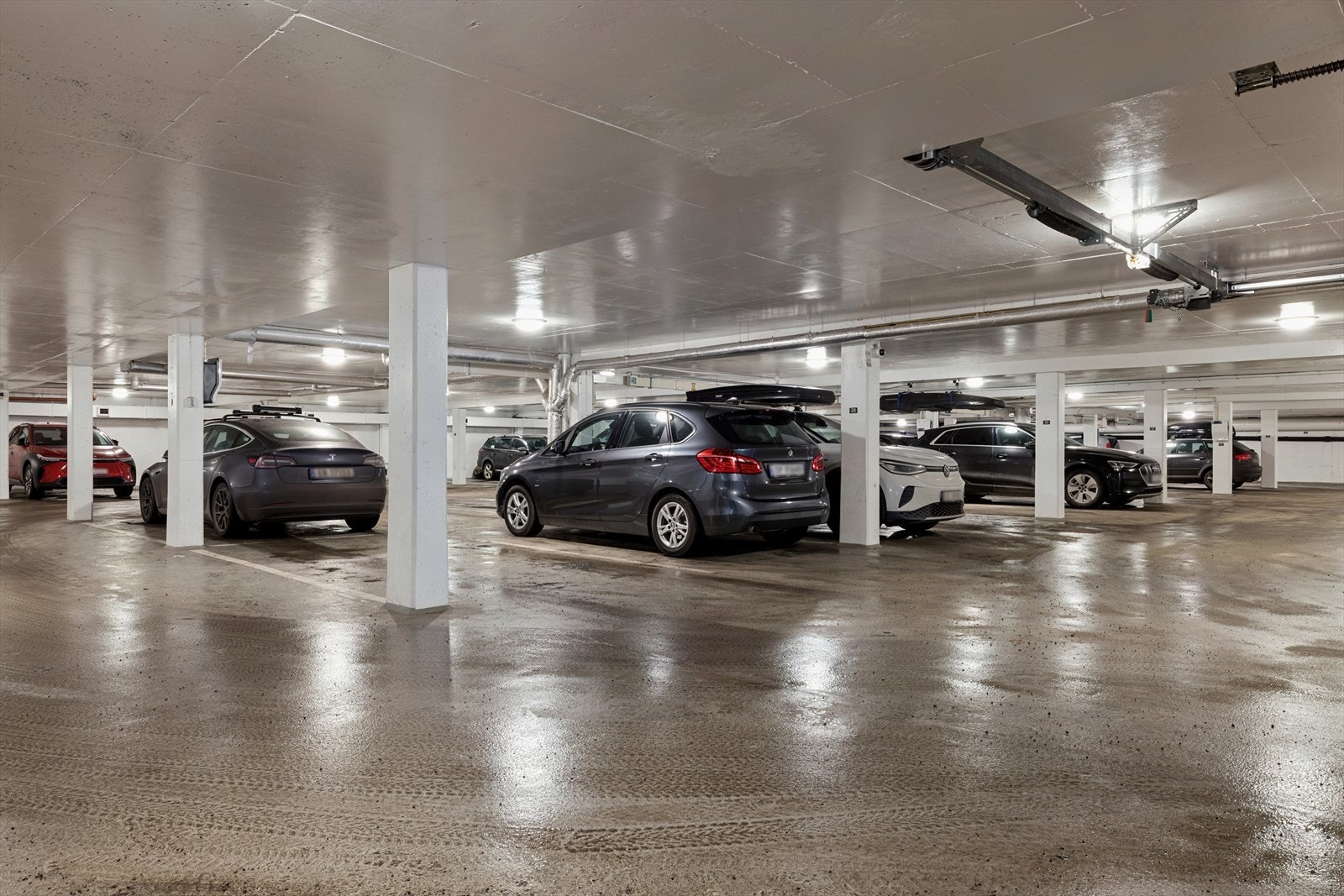 Leiligheten disponerer parkeringsplass i felles garasjeanlegg, med tilgang til elbillader ved plassen. Galleribilde