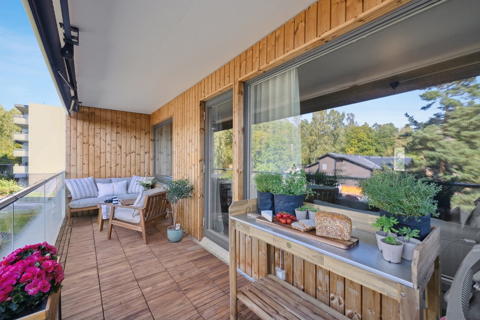 Fra stuen er det utgang til en romslig balkong med god plass til både sofagruppe og grill. Galleribilde
