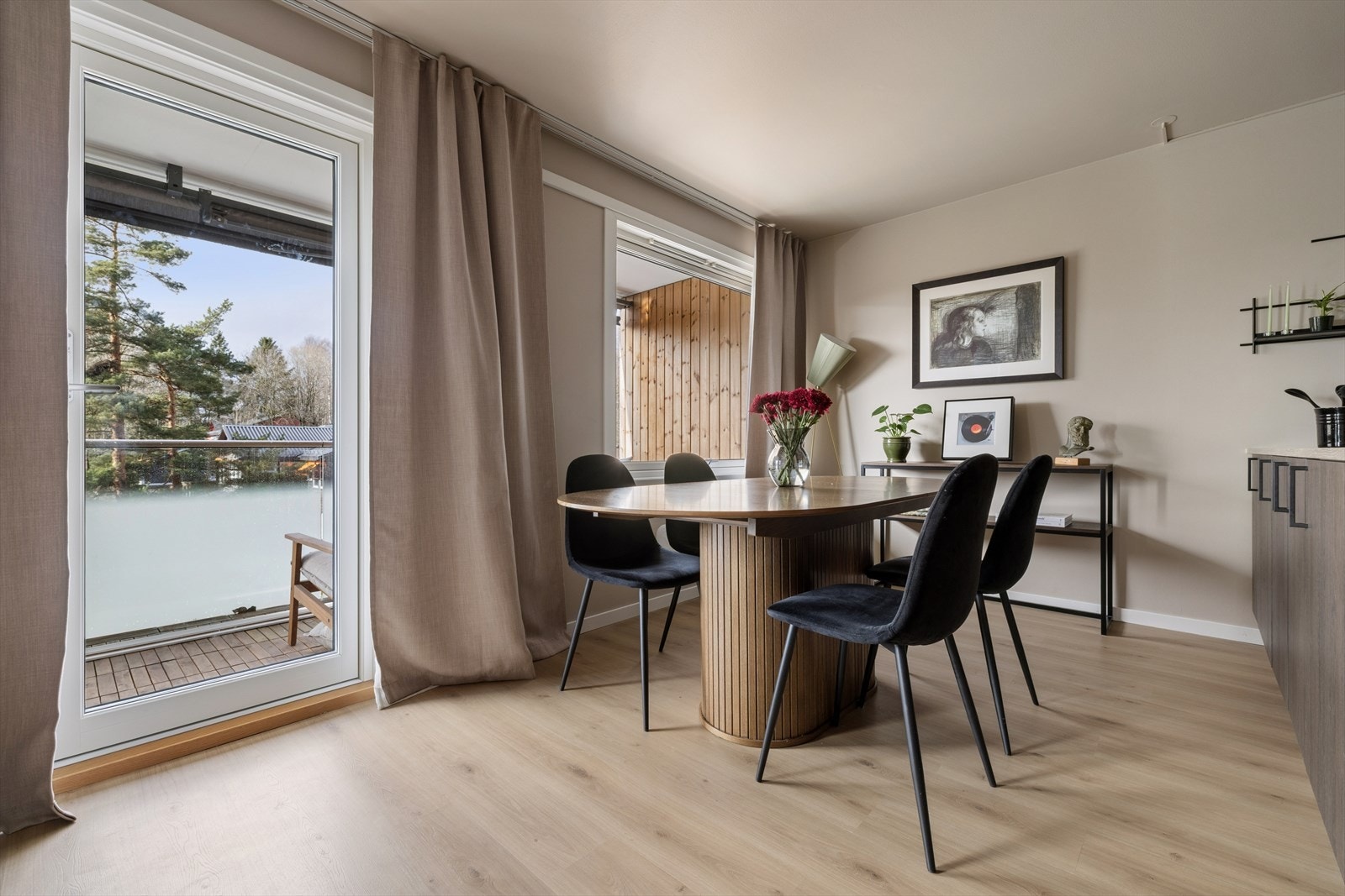 Store vindusflater som bidrar til rikelig med naturlig lysinnslipp. Galleribilde