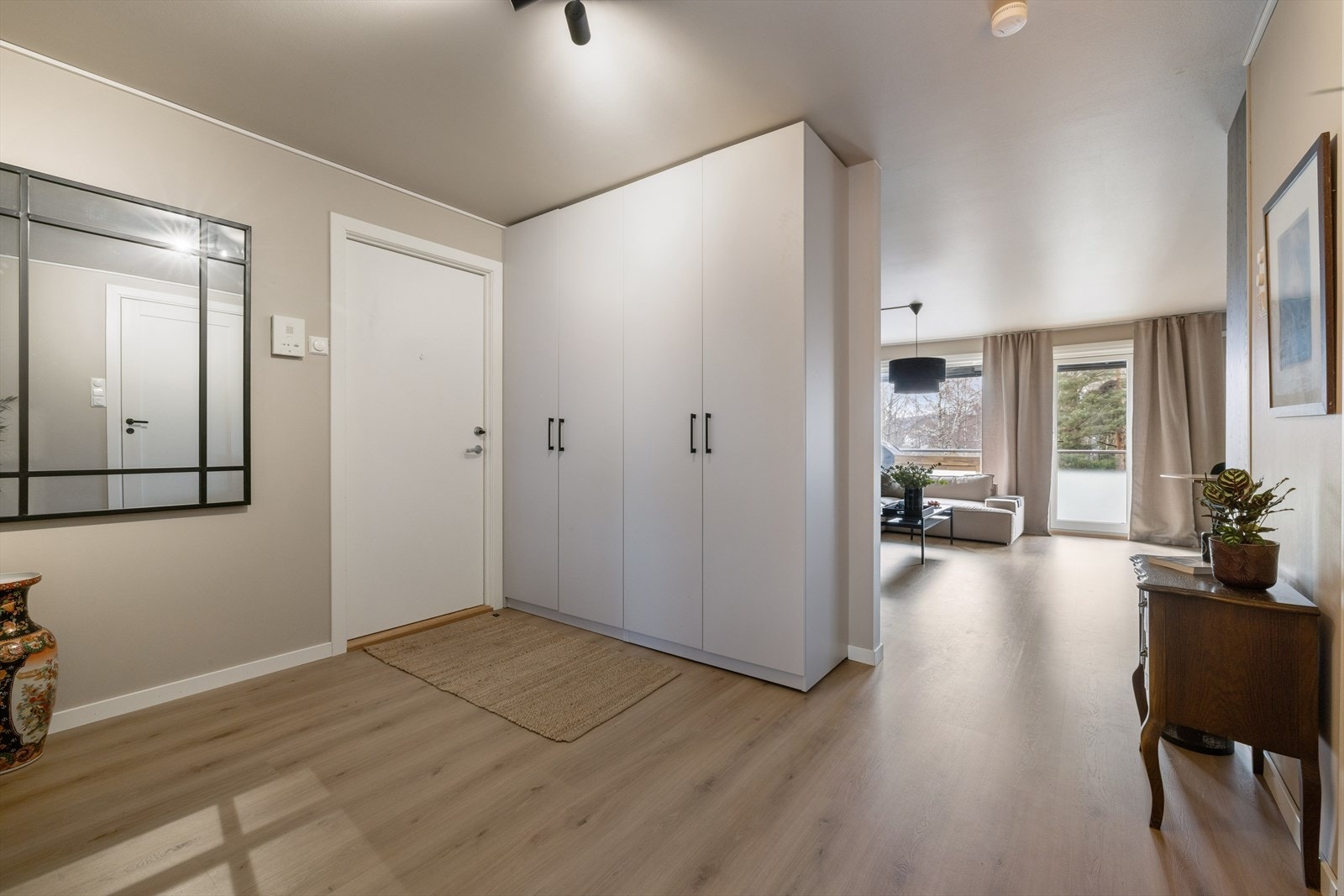 Fra gangen er det direkte tilgang til leilighetens sosiale sone, bad og soverom. Galleribilde