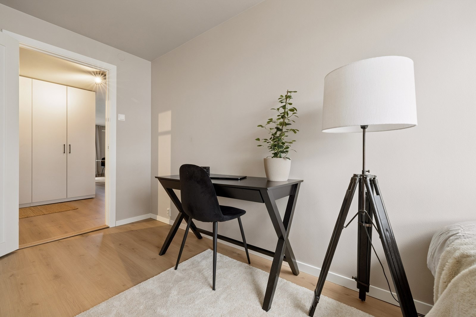 Også her er det laminatgulv og malte flater, som sikrer en gjennomgående stil. Galleribilde