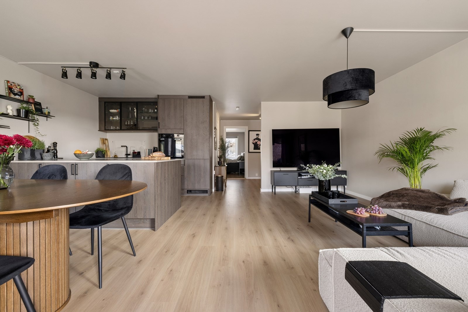 Den åpne løsningen gir en samlet sone for stue og kjøkken med fleksible møbleringsmuligheter. Galleribilde