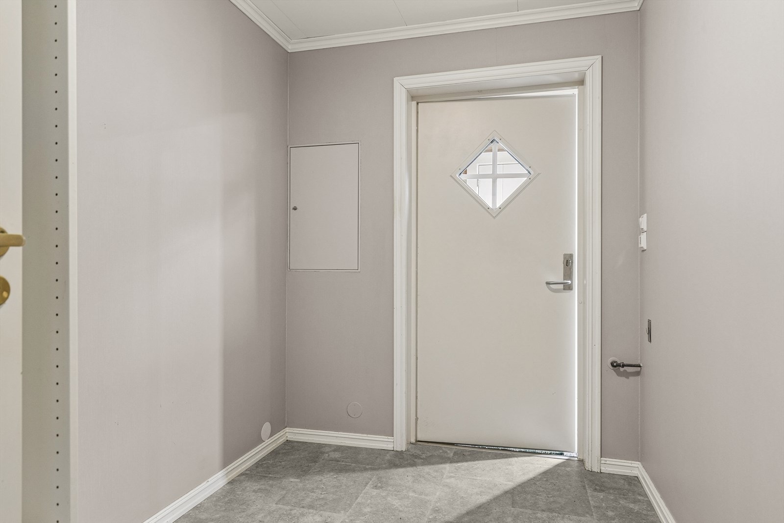 Når du trer inn i boligen, møtes du av en lys entré med gulvvarme. Her er også sikringsskapet med automatsikringer plassert. Entréen fikk nytt gulvbelegg og nymalte vegger i 2026, og fremstår moderne og velholdt. Galleribilde