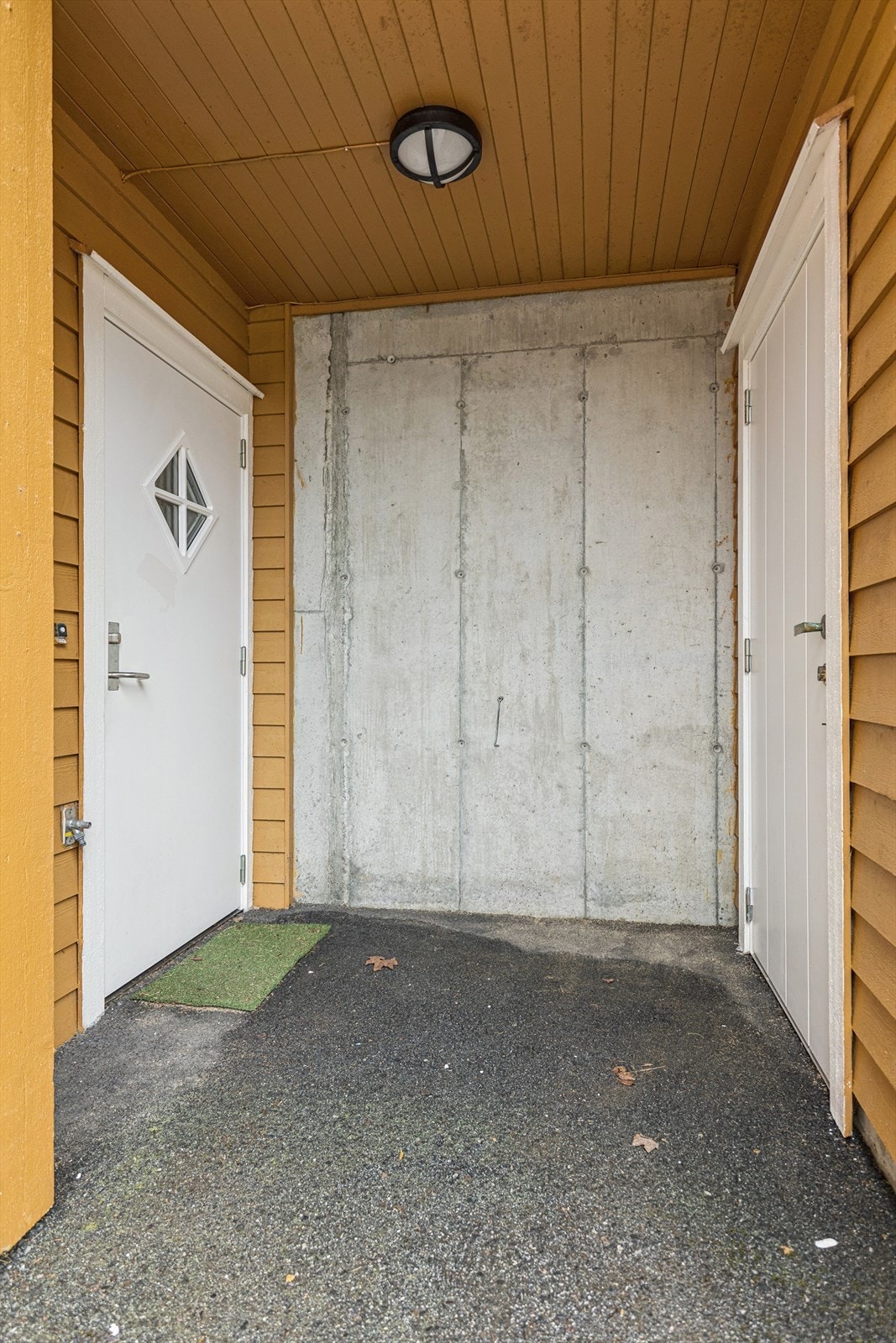 Boligen har et overbygget inngangsparti som gir god skjerming mot både vind og vær, noe som gjør adkomsten både praktisk og trivelig. Ved inngangspartiet er det direkte tilgang til en praktisk utvendig sportsbod. Galleribilde