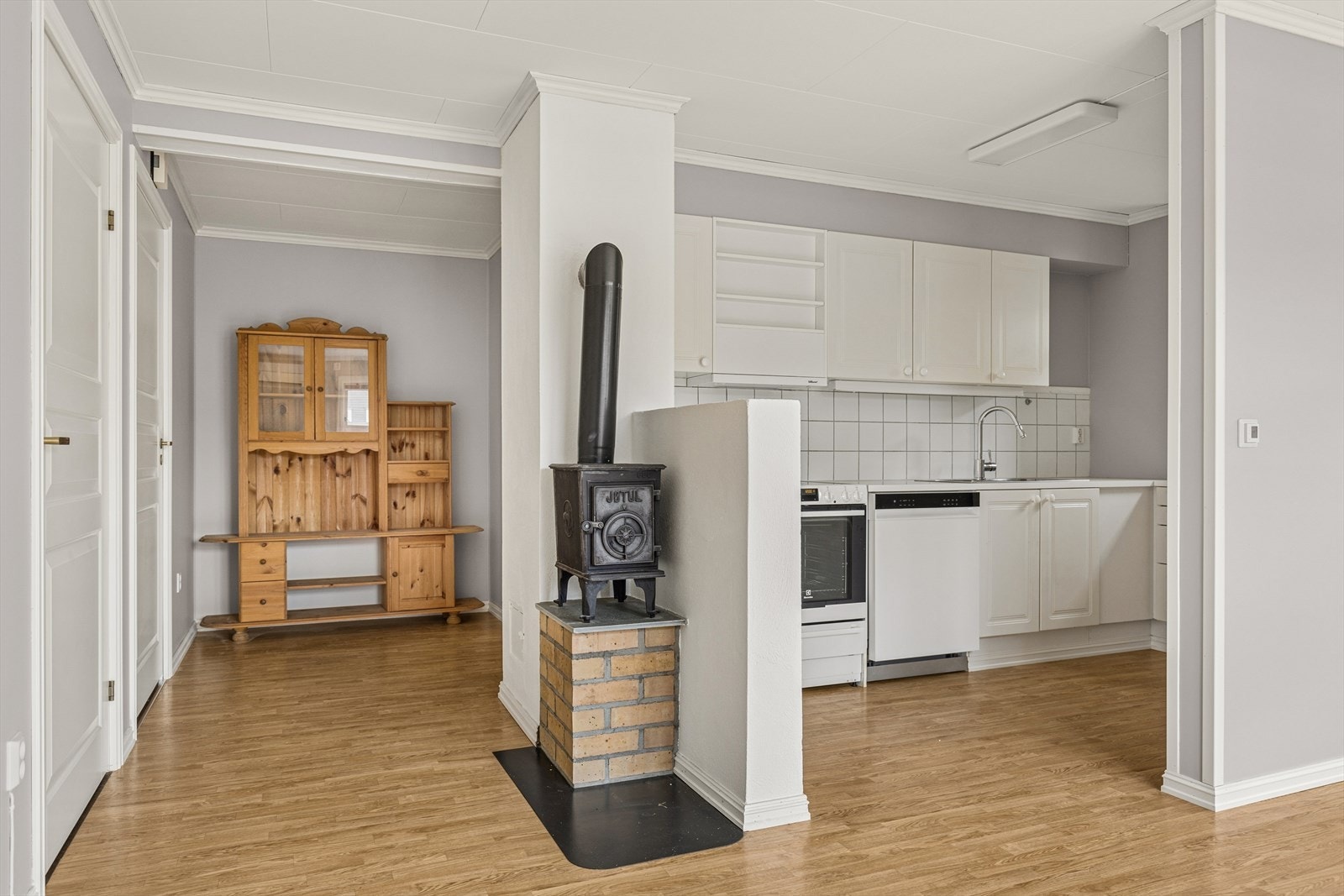 Det er åpen løsning mellom stue og kjøkken, noe som skaper en naturlig flyt mellom rommene og gjør boligen både sosial og funksjonell. En vedovn gir ekstra varme, supplert av en effektiv varmepumpe som fikk service i 2026. Galleribilde