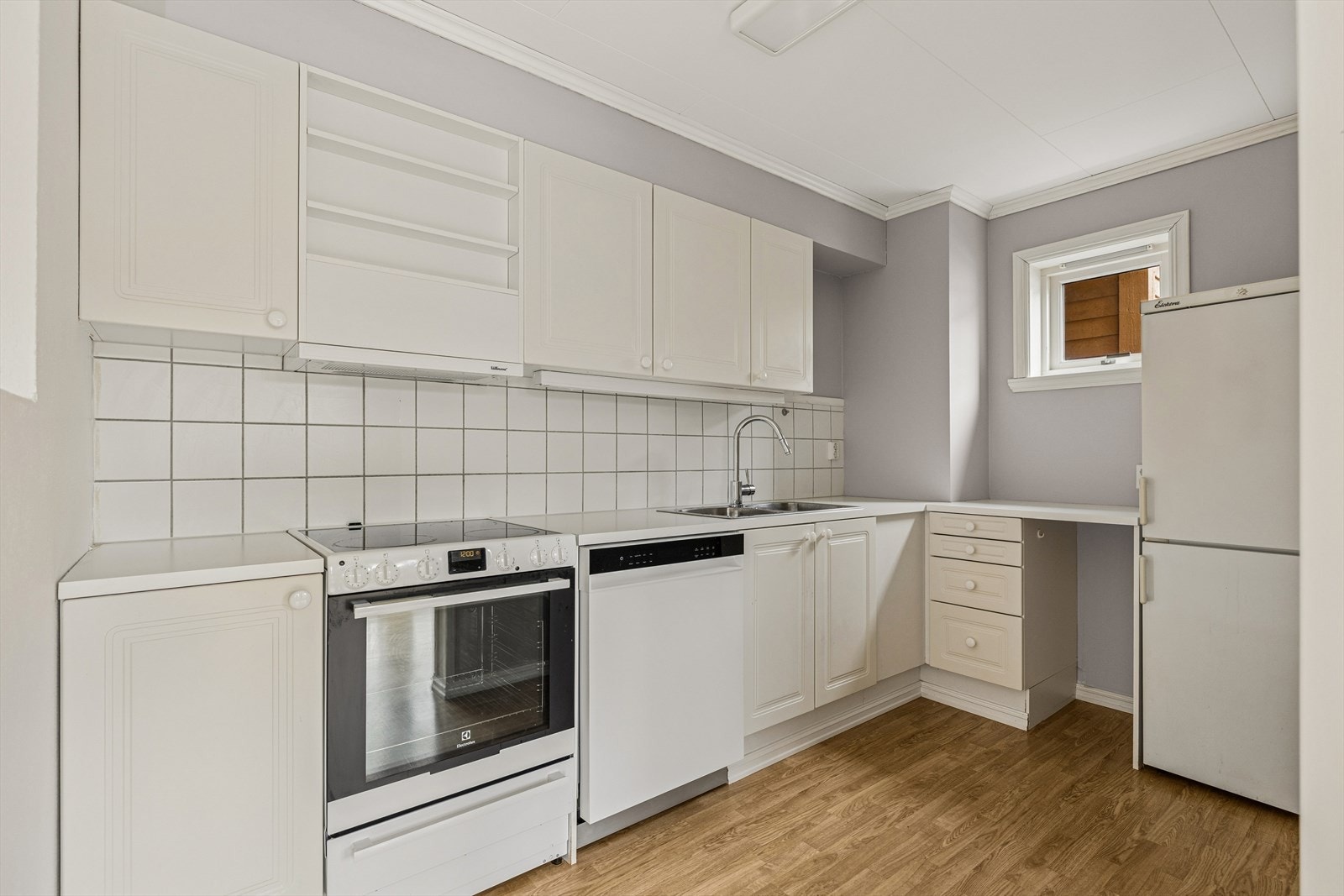 Kjøkkenet er praktisk innredet med profilerte fronter og laminat benkeplate. Oppvaskmaskinen er ny fra 2026. Galleribilde