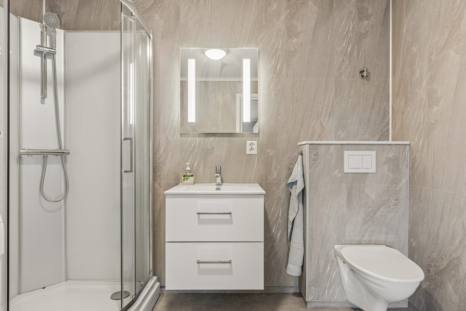 Badet ble modernisert i 2026 med baderomsplater, vegghengt toalett og dusjkabinett. Det er varmekabler i gulvet for økt komfort. Galleribilde