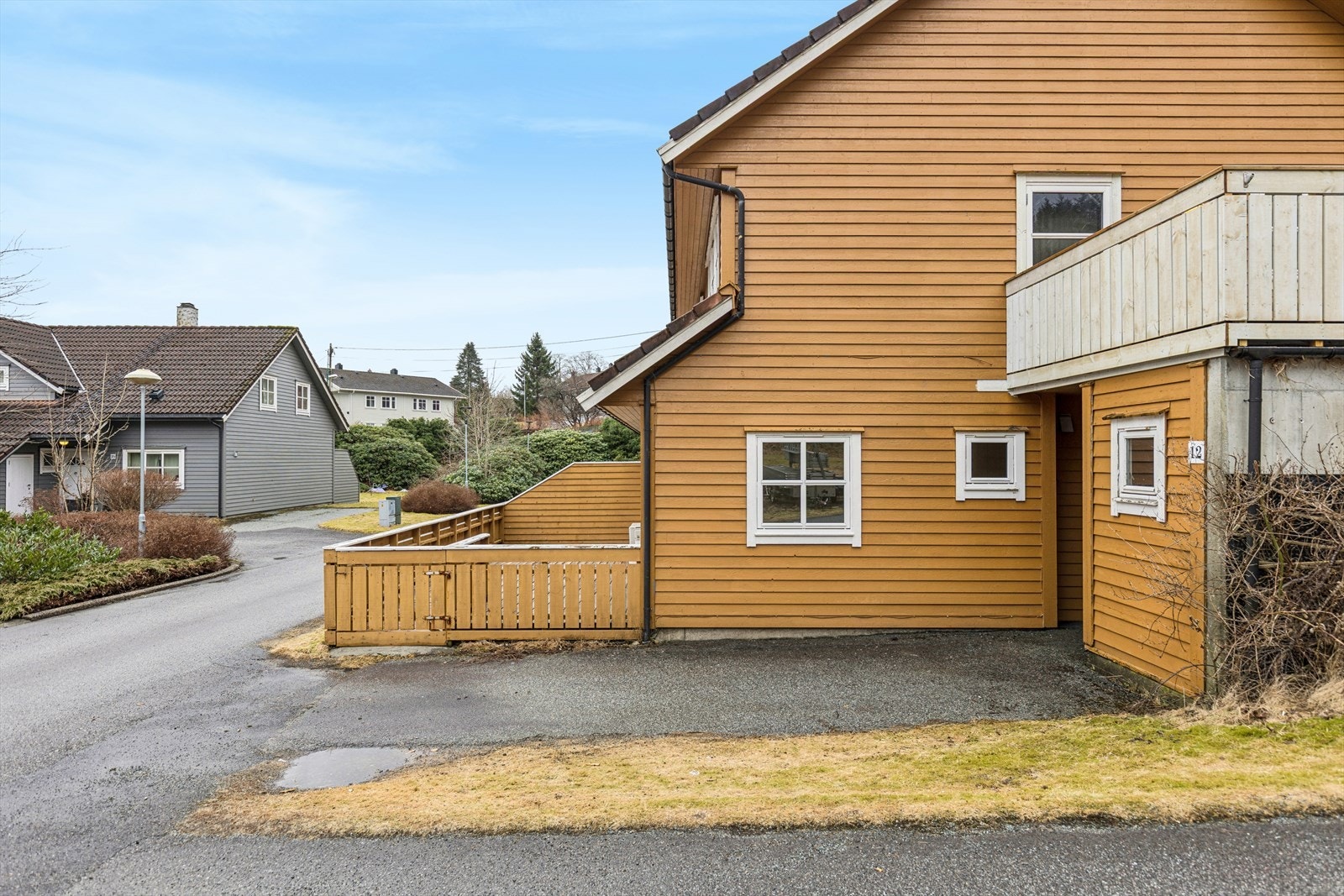 Leiligheten ligger på bakkeplan med trappefri adkomst i en firemannsbolig, som en del av Lambhusdalen Borettslag. Galleribilde