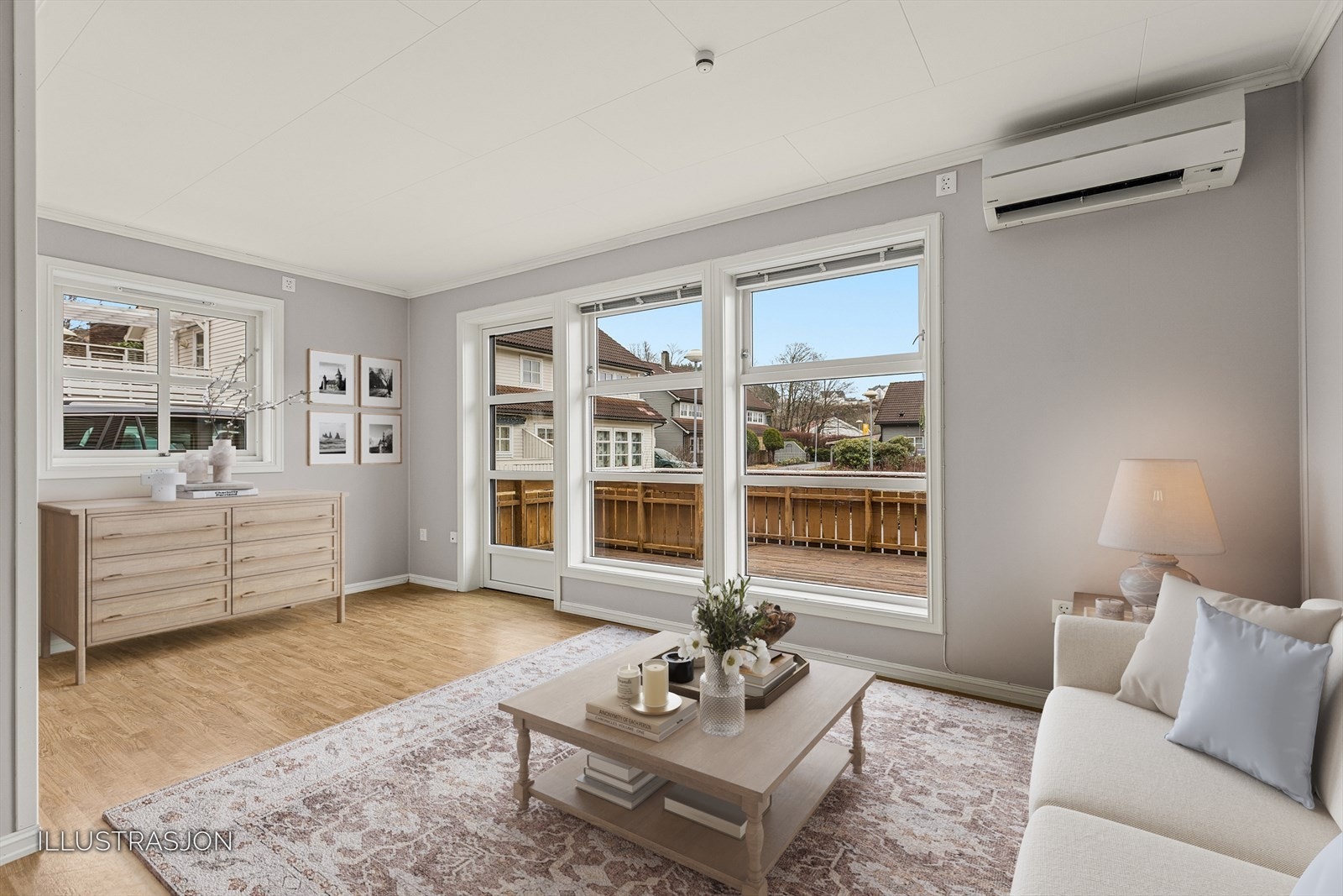Slik kan stuen møbleres. Rommet har gulvvarme, og en ny terrassedør fra 2025 gir direkte utgang til uteplassen. Illustrasjon. Galleribilde