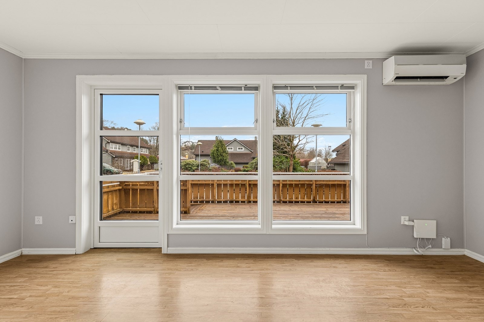 Stuen oppleves lys og innbydende, mye takket være de store vindusflatene som slipper inn rikelig med naturlig lys gjennom hele dagen. Dette gir rommet en behagelig og luftig atmosfære, samtidig som utsikten mot uteområdet blir en del av interiøret. Galleribilde