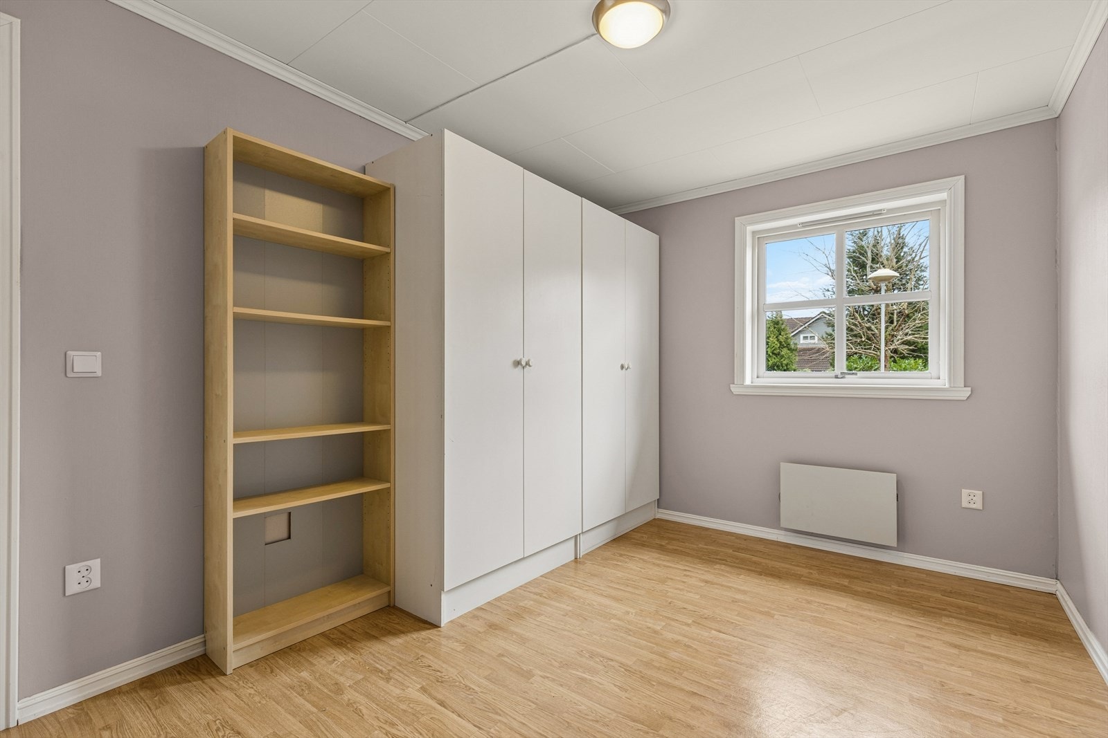 Soverommet har plass til både seng og en romslig garderobeløsning. Galleribilde