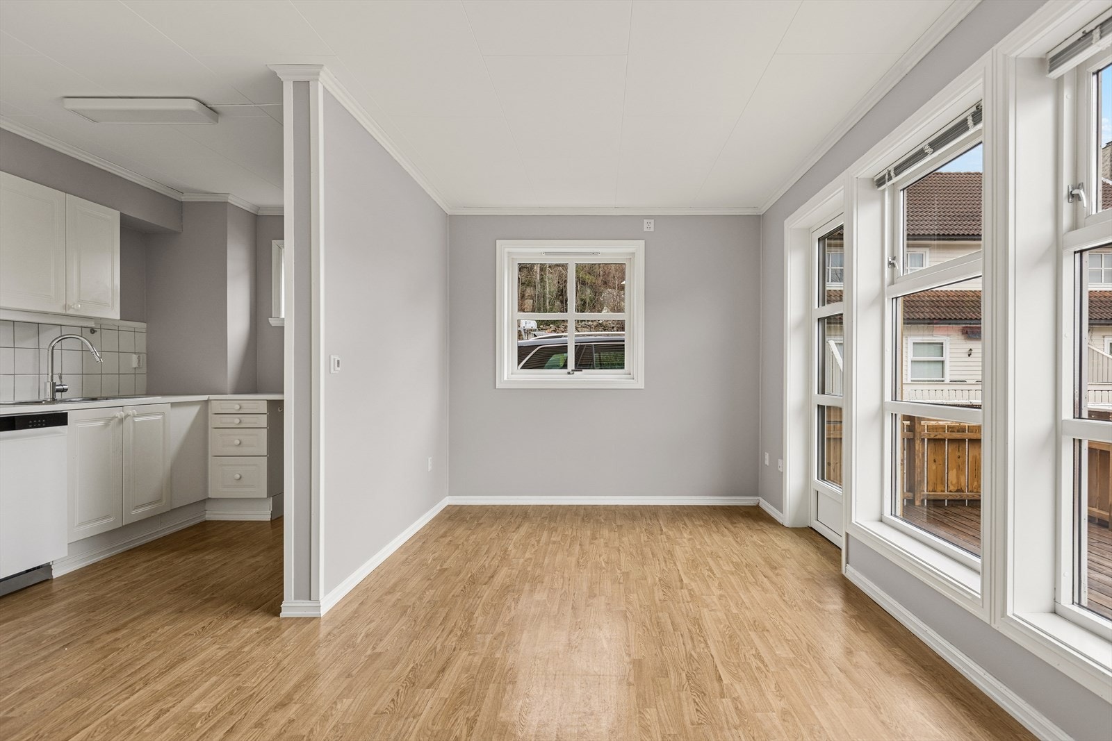 Den åpne løsningen gir en god romfølelse og en sosial sone mellom kjøkken og stue. Galleribilde