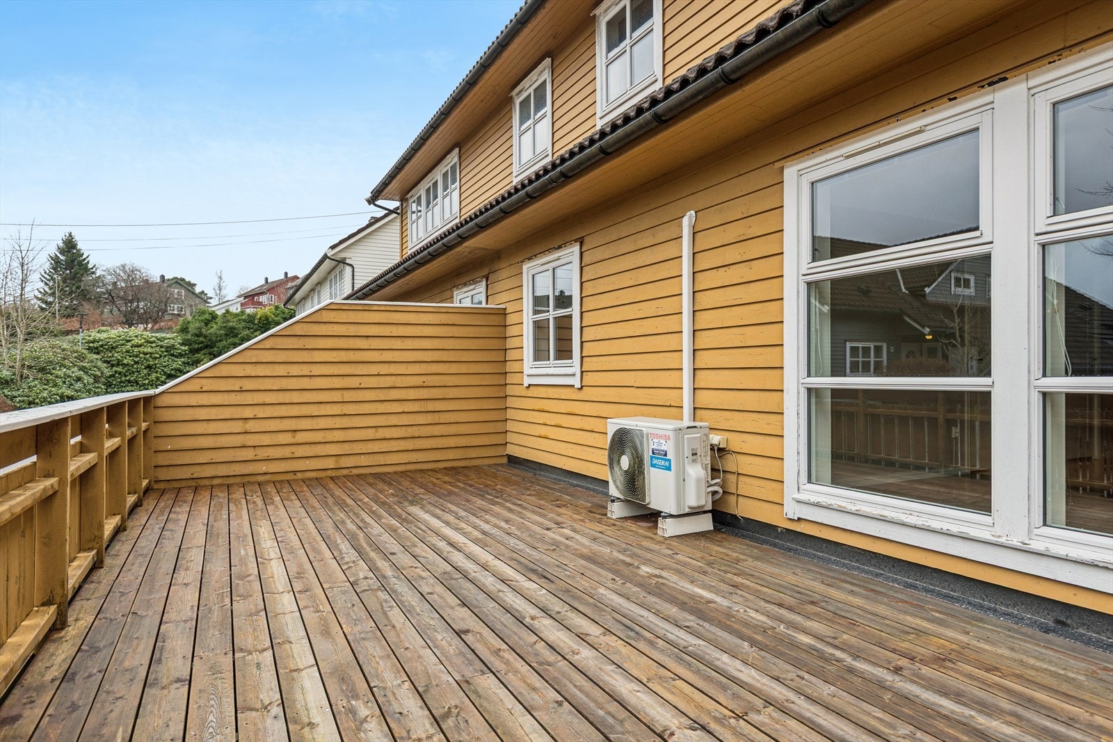 Terrassen strekker seg langs store deler av leilighetens fasade og er et privat og romslig uterom. Galleribilde