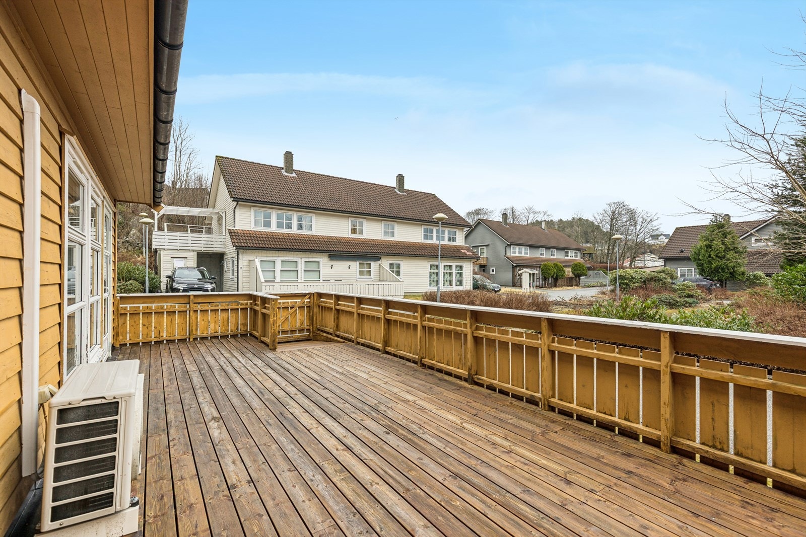 Terrassen byr på god plass til utemøbler, og gir mulighet for å etablere flere hyggelige soner etter behov - enten du ønsker en behagelig loungegruppe, et større spisebord for sommermåltider, eller en egen solsone for avslapping. Galleribilde