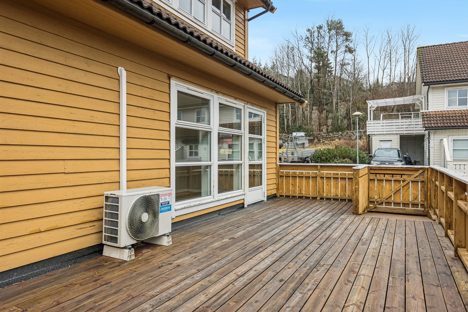 Den romslige terrassen på 29 m² er bygget i tre og gir rikelig med plass for utemøbler og grill. Galleribilde