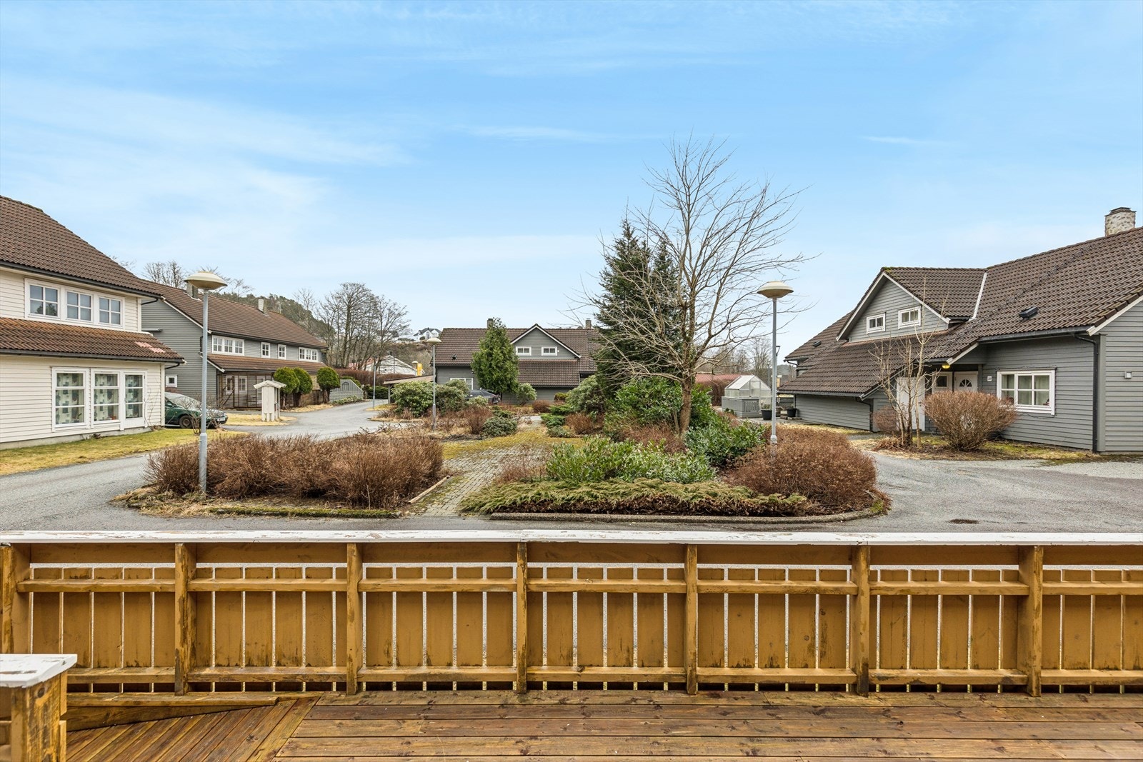 Området rundt boligen er opparbeidet med plener, prydbusker og asfaltert innkjørsel/biloppstillingsplass. Mellom boligene er det opparbeidet et fint parkområde. Galleribilde