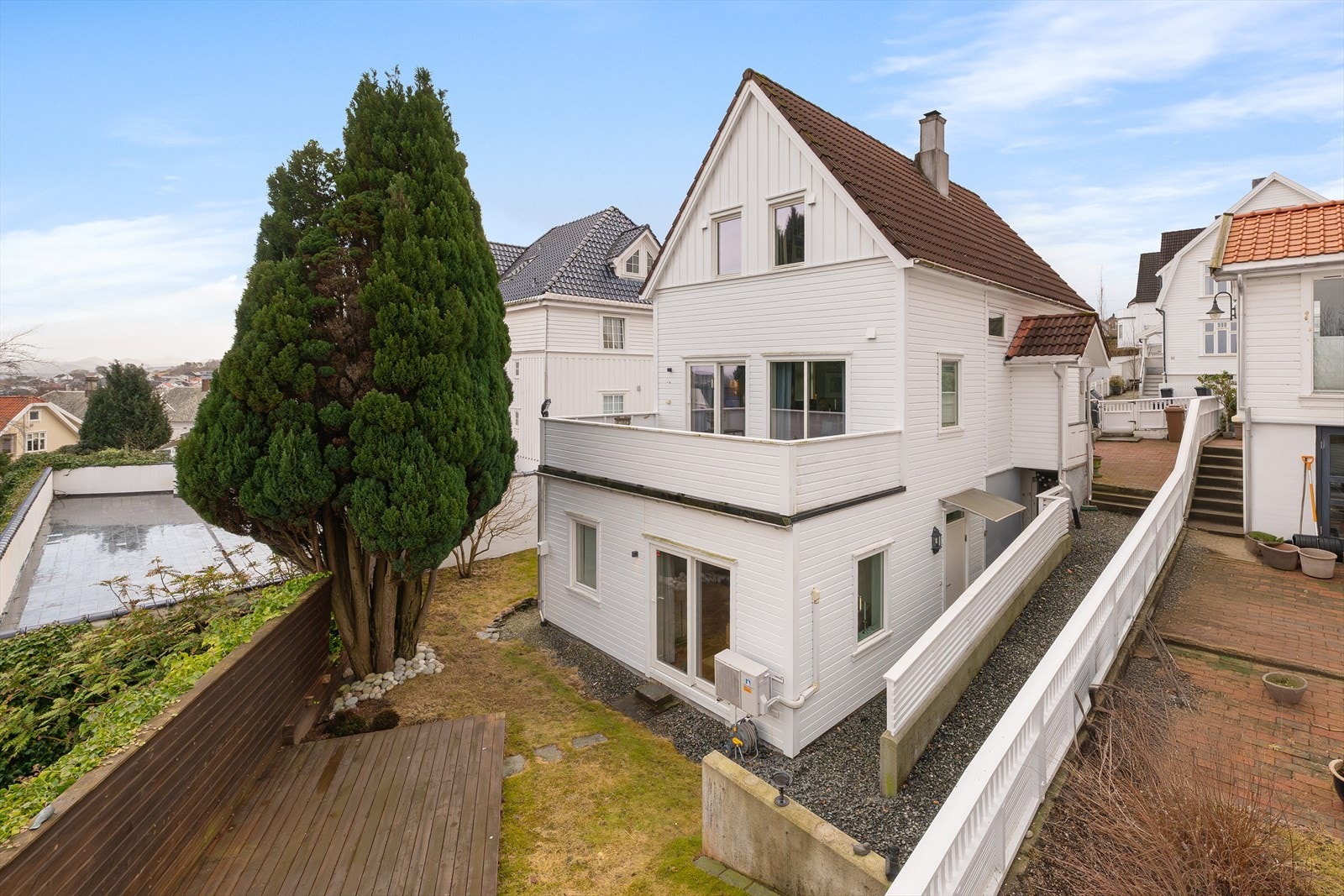 Johan Thorsens gate 64 B og C - Koselig enebolig som er påbygget og ombygget i 2014 med godkjent utleieleilighet i sokkeletasjen Galleribilde