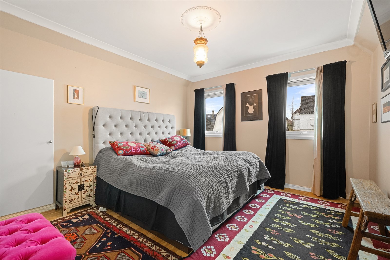 Hovedsoverom med gode kott/garderoberom på hver side. Galleribilde