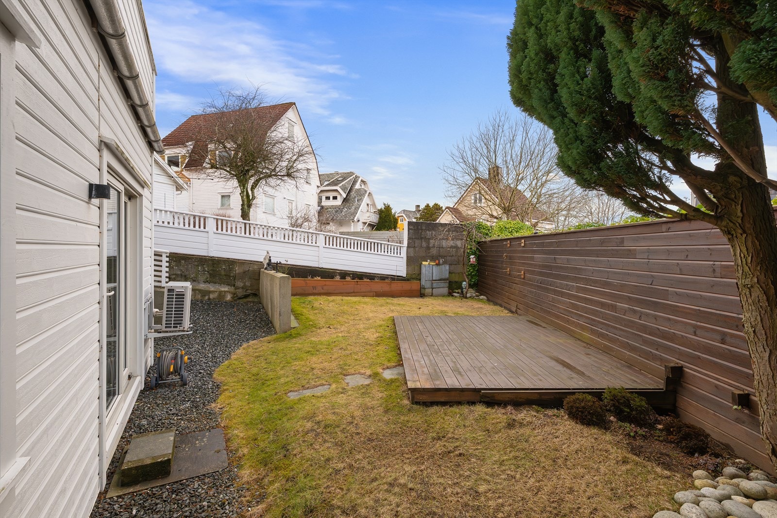 Lun, skjermet og solrik hage Galleribilde