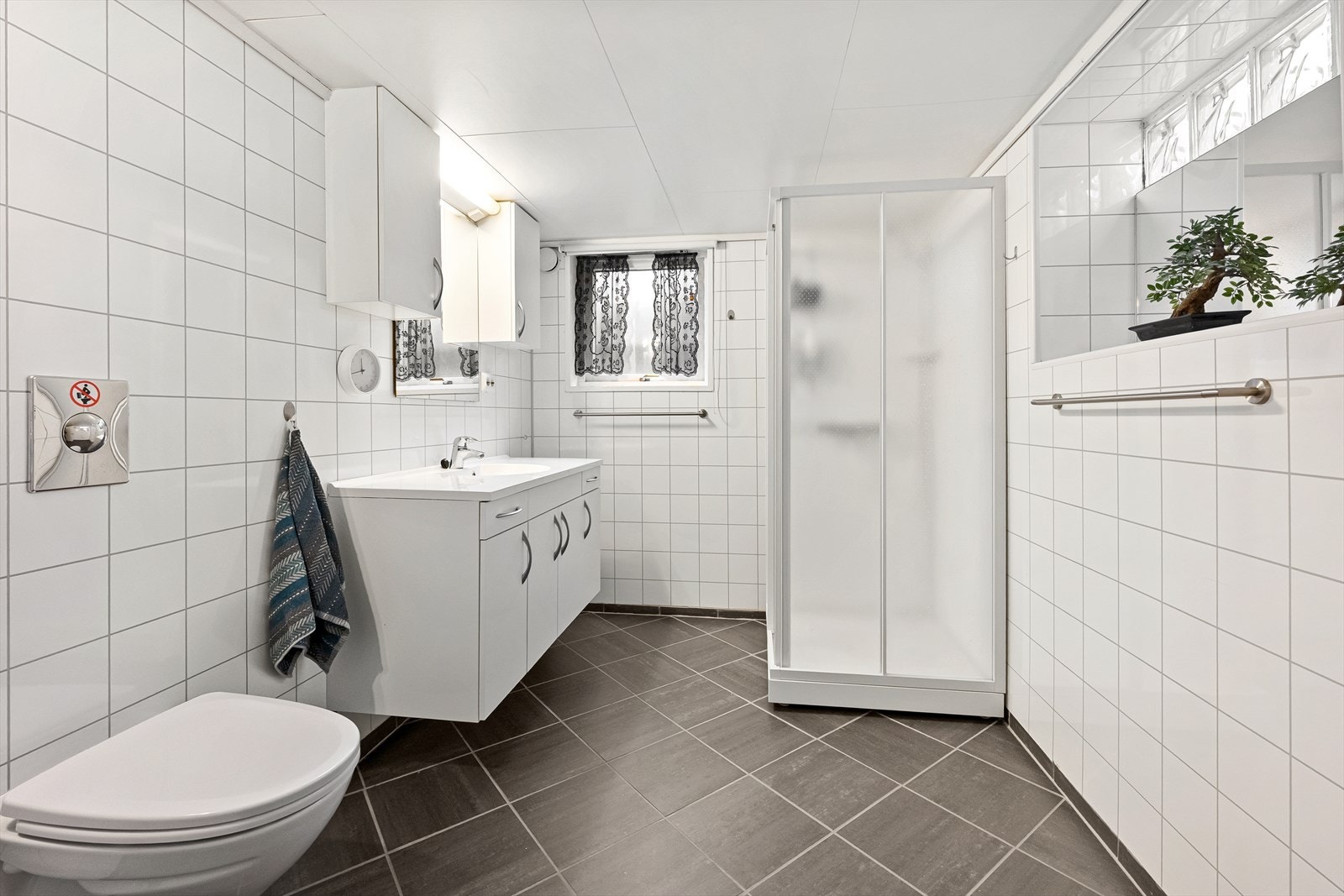 I den originale delen av kjelleren (som er en del av hovedhuset) er det diverse boder og kjellerrom, samt dette store flotte badet fra 2015. Galleribilde