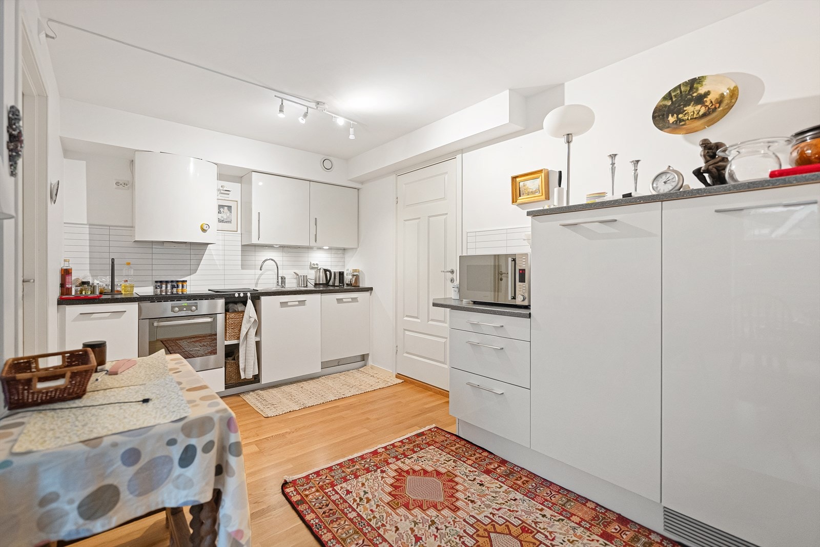 Romslig HTH-kjøkken med hvitevarer Galleribilde