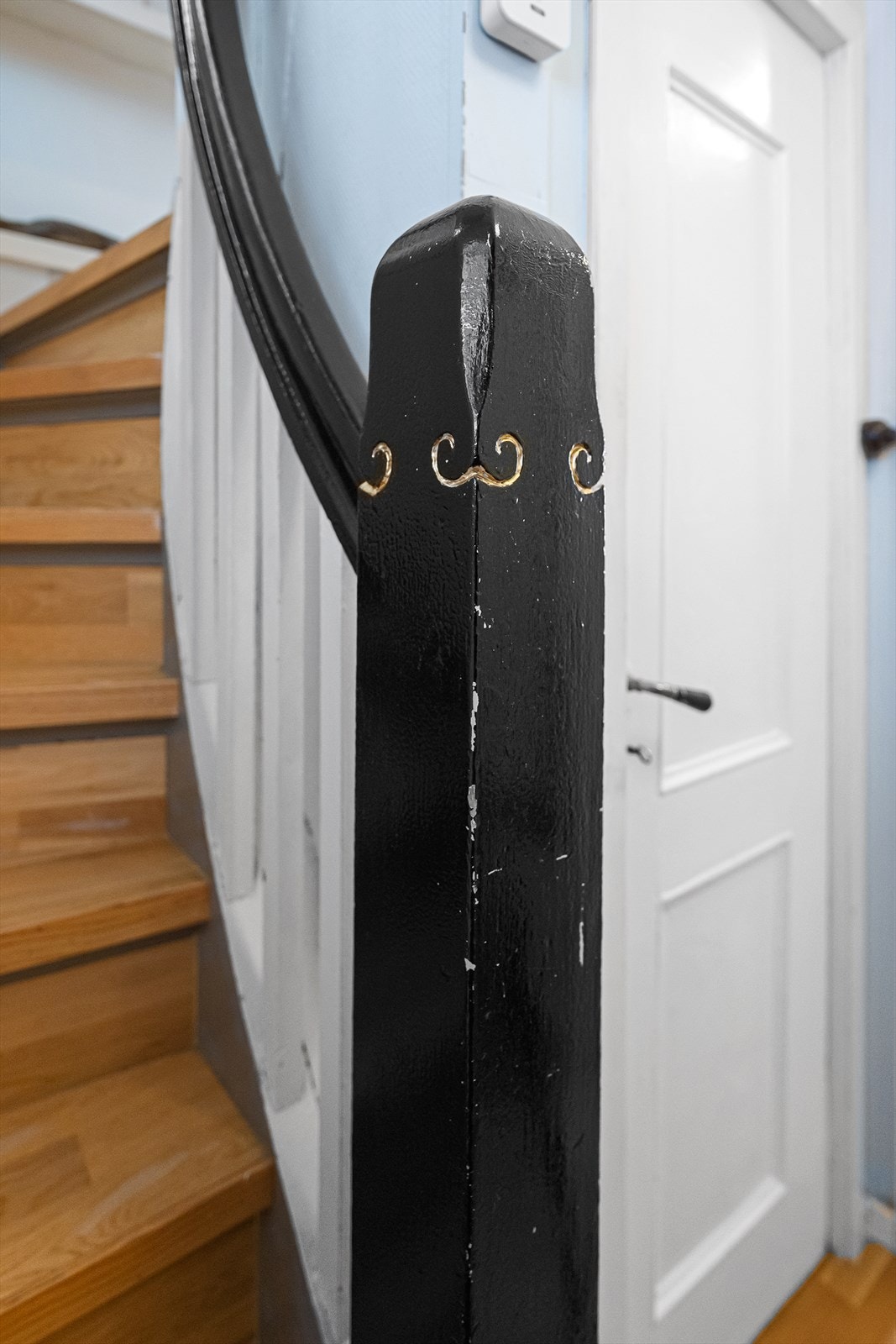 Flott original trapp til 2. etasje Galleribilde