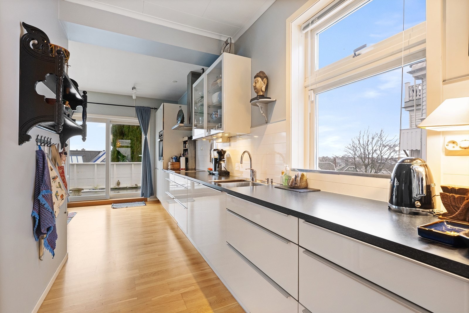 Stort HTH-kjøkken med Miele hvitevarer Galleribilde