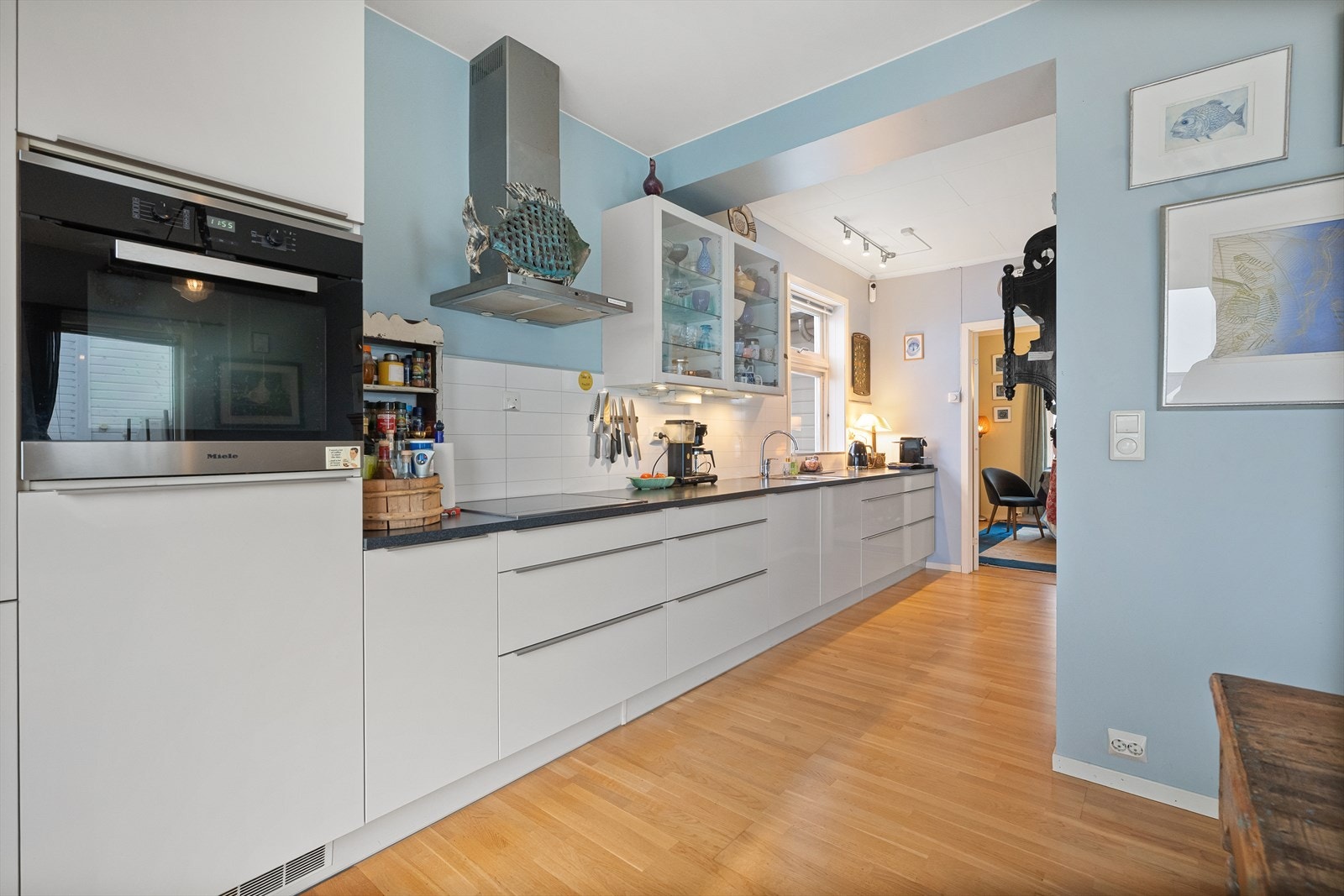 Den blå bjelken i taket viser overgangen fra det origanel huset fra 1920 og påbygget (som går over 3 etasjer) fra 2014 Galleribilde