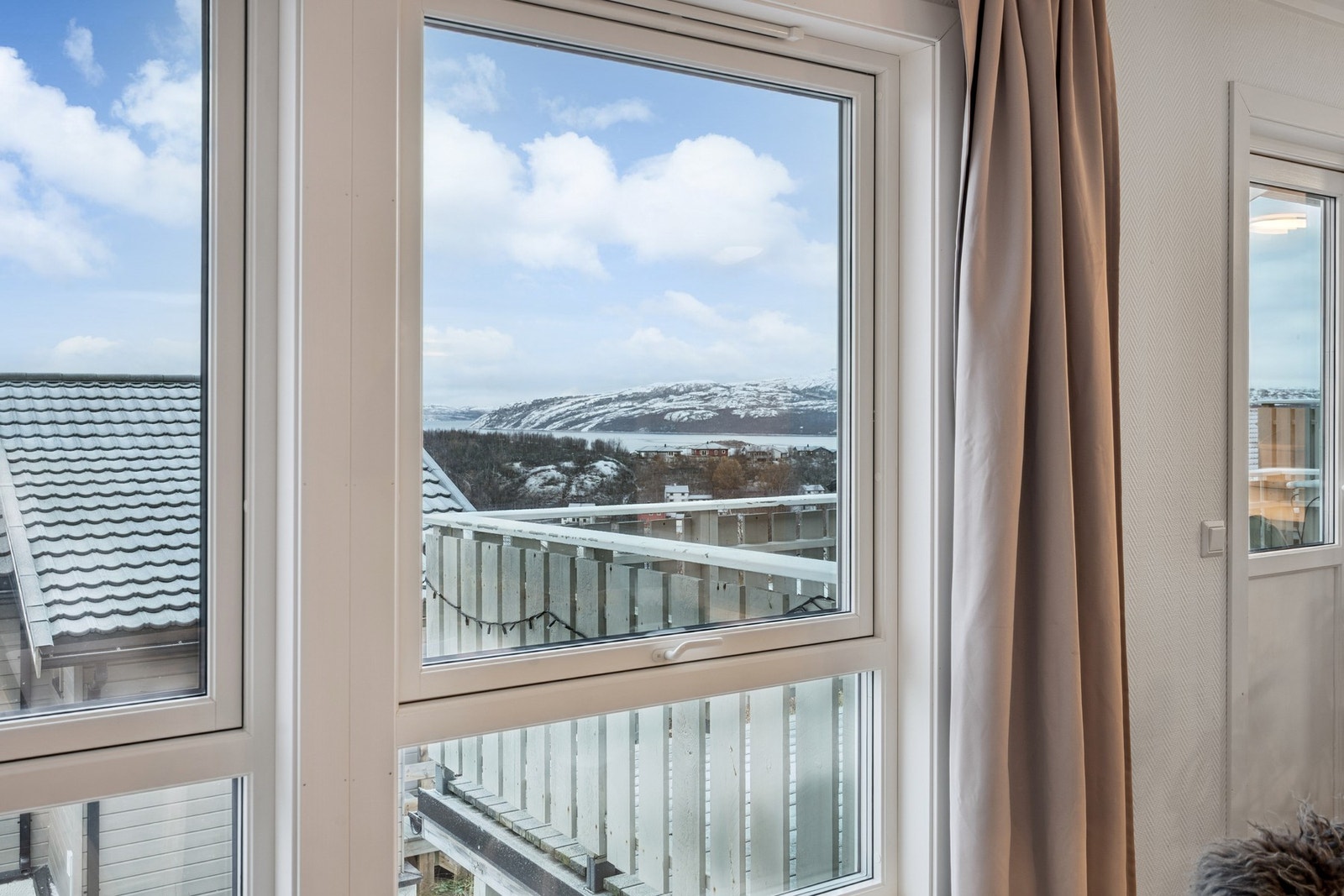 Fra spisestuen er det utsikt til Bøkfjorden Galleribilde