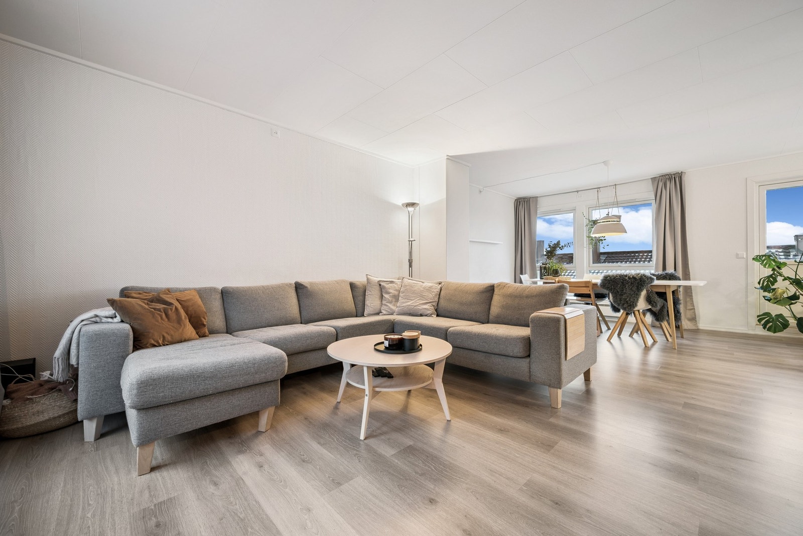 Åpen stue med naturlig sonedeling mot spisestue Galleribilde