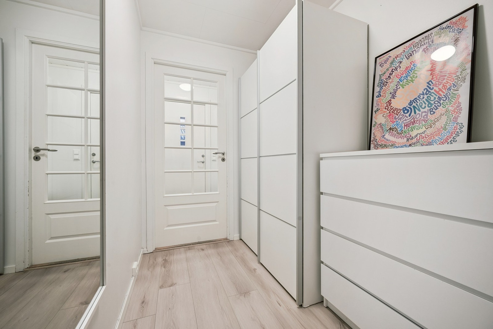 Oppbevaringsplass for klær og sko i skyvedørsgarderobe Galleribilde