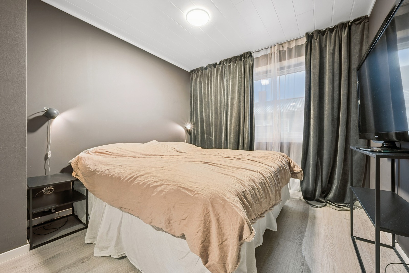 Soverom malt i rolige og jordnære farger - et behagelig sted å trekke seg tilbake Galleribilde