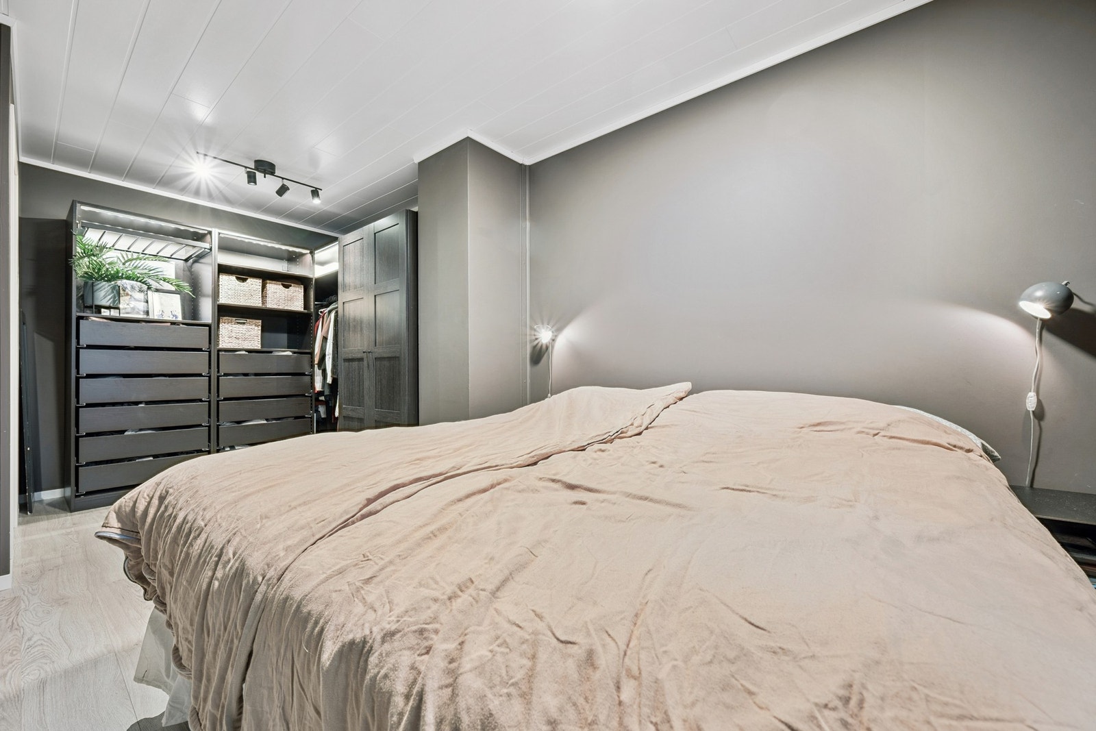 Romslig hoved soverom med praktisk garderobeløsning Galleribilde