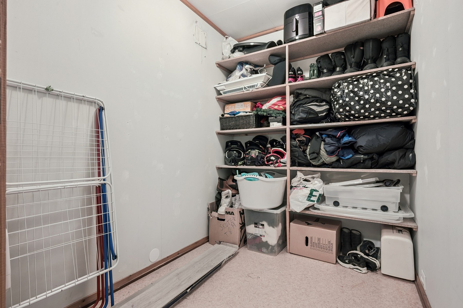 Bod med hyller som gir ekstra lagringsplass og god oversikt Galleribilde