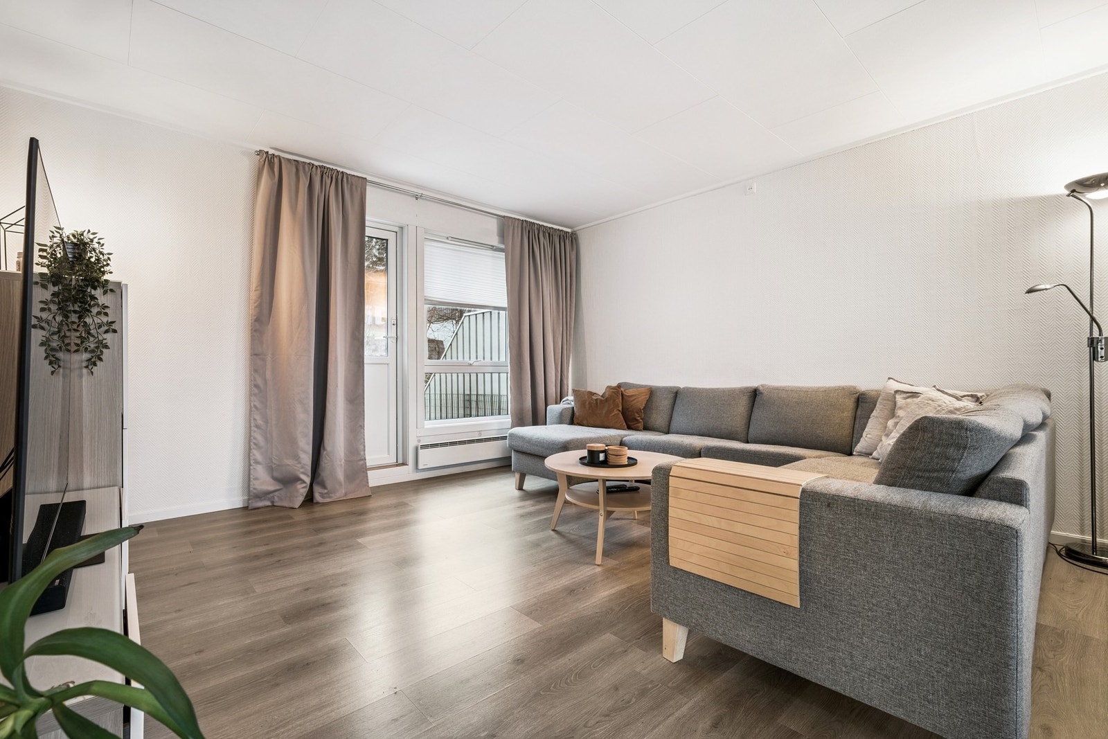 Fra stuen er det utgang til solrik terrasse Galleribilde