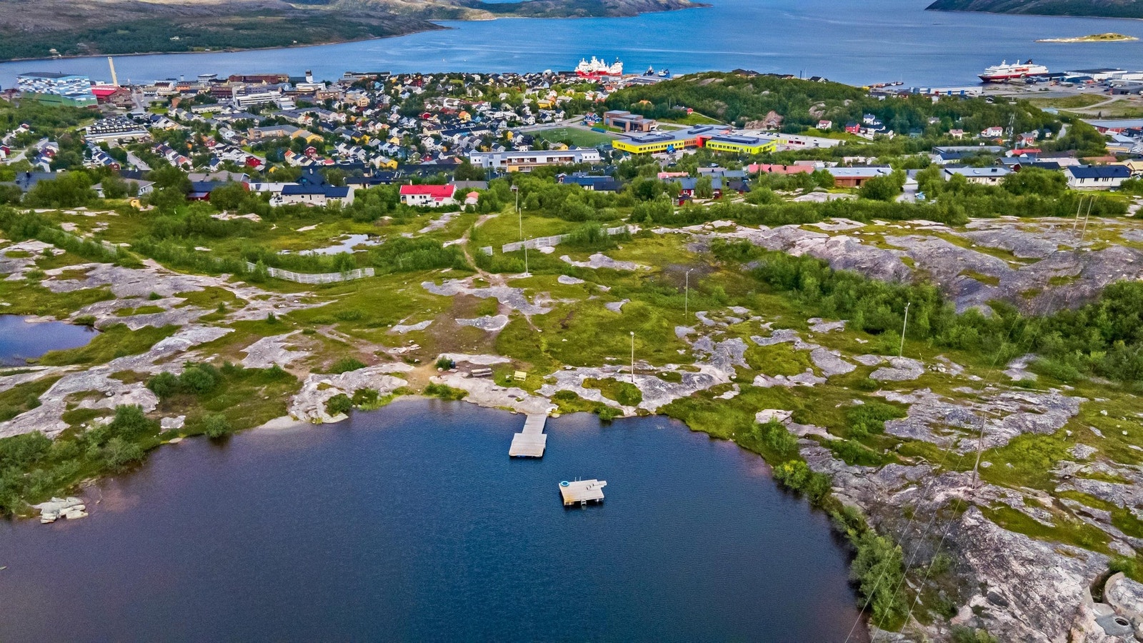 I kort gangavstand fra boligen finner du et flott badevann og lysløype Galleribilde