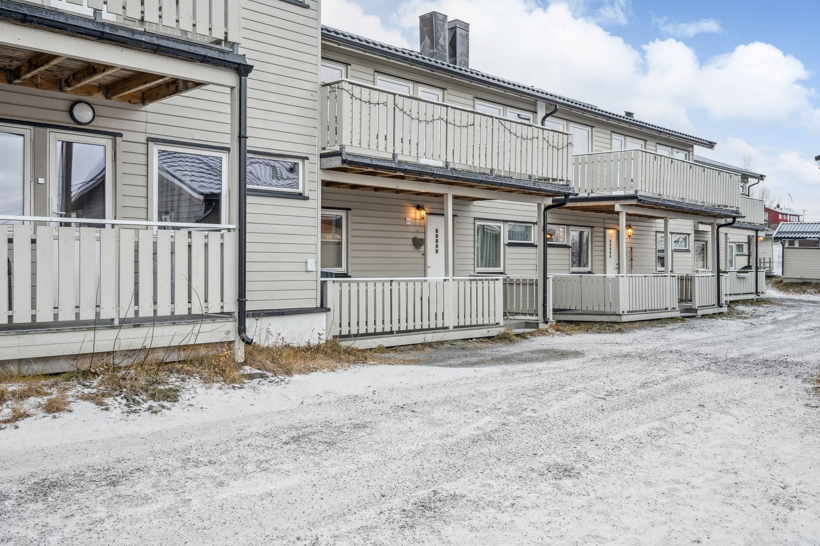 Boligen har hele 3 terrasser, så her kan man enkelt flytte seg etter vær og vind Galleribilde