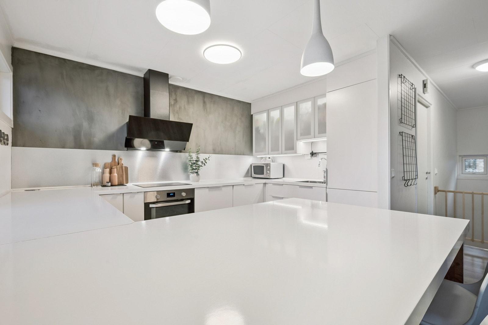 Her er det godt med skap- og benkeplass Galleribilde