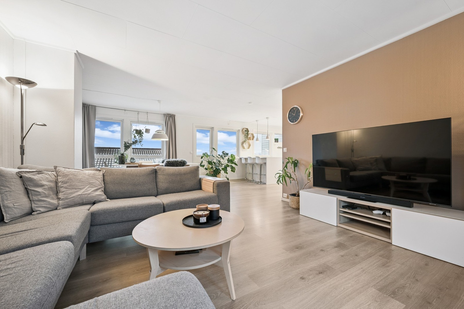 Stuen er formet som en L med kjøkkenet i enden Galleribilde